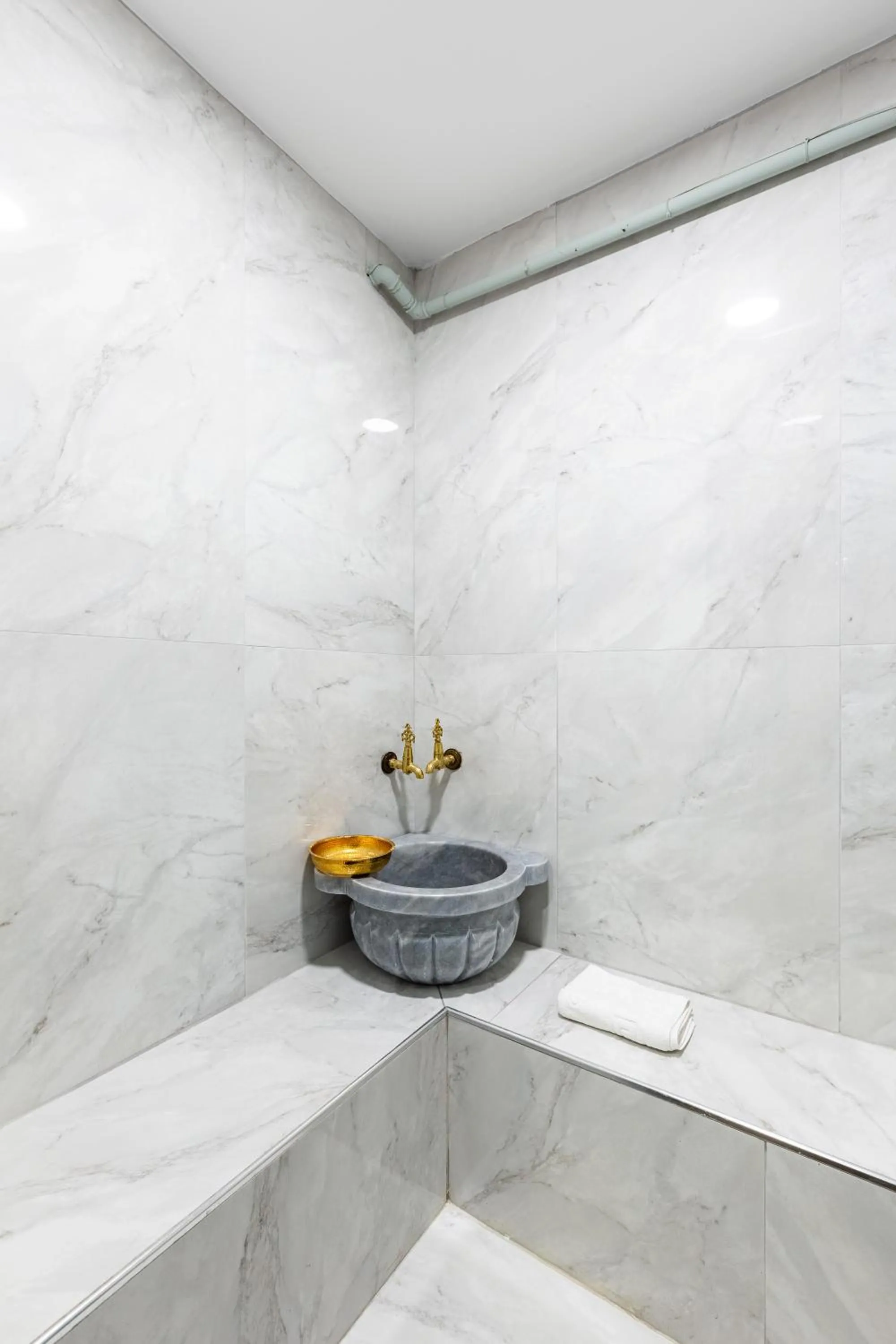 Public Bath in Snog Rooms & Suites