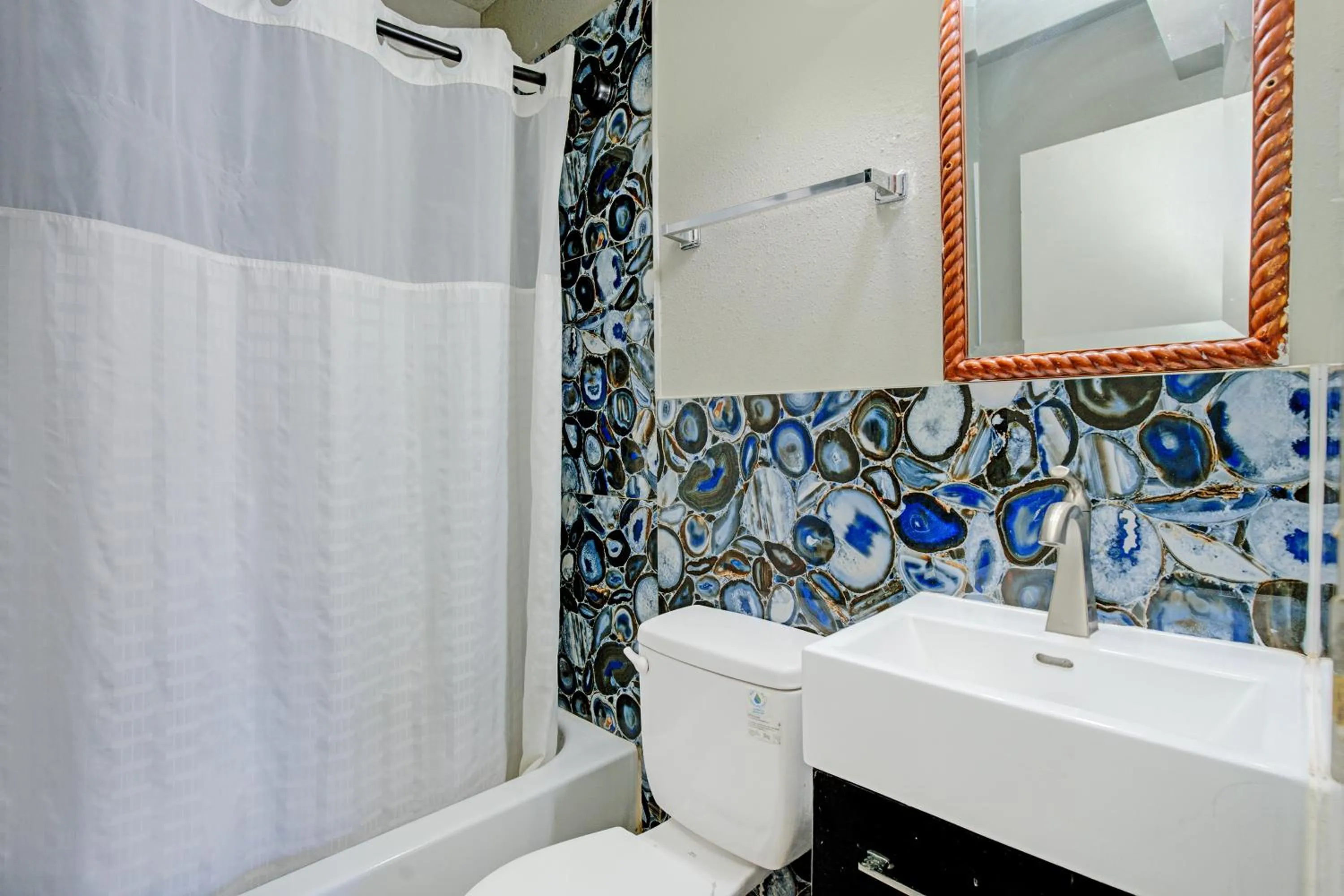 Bathroom in Hotel O Miami Inn & Suites Chicago Midway Airport