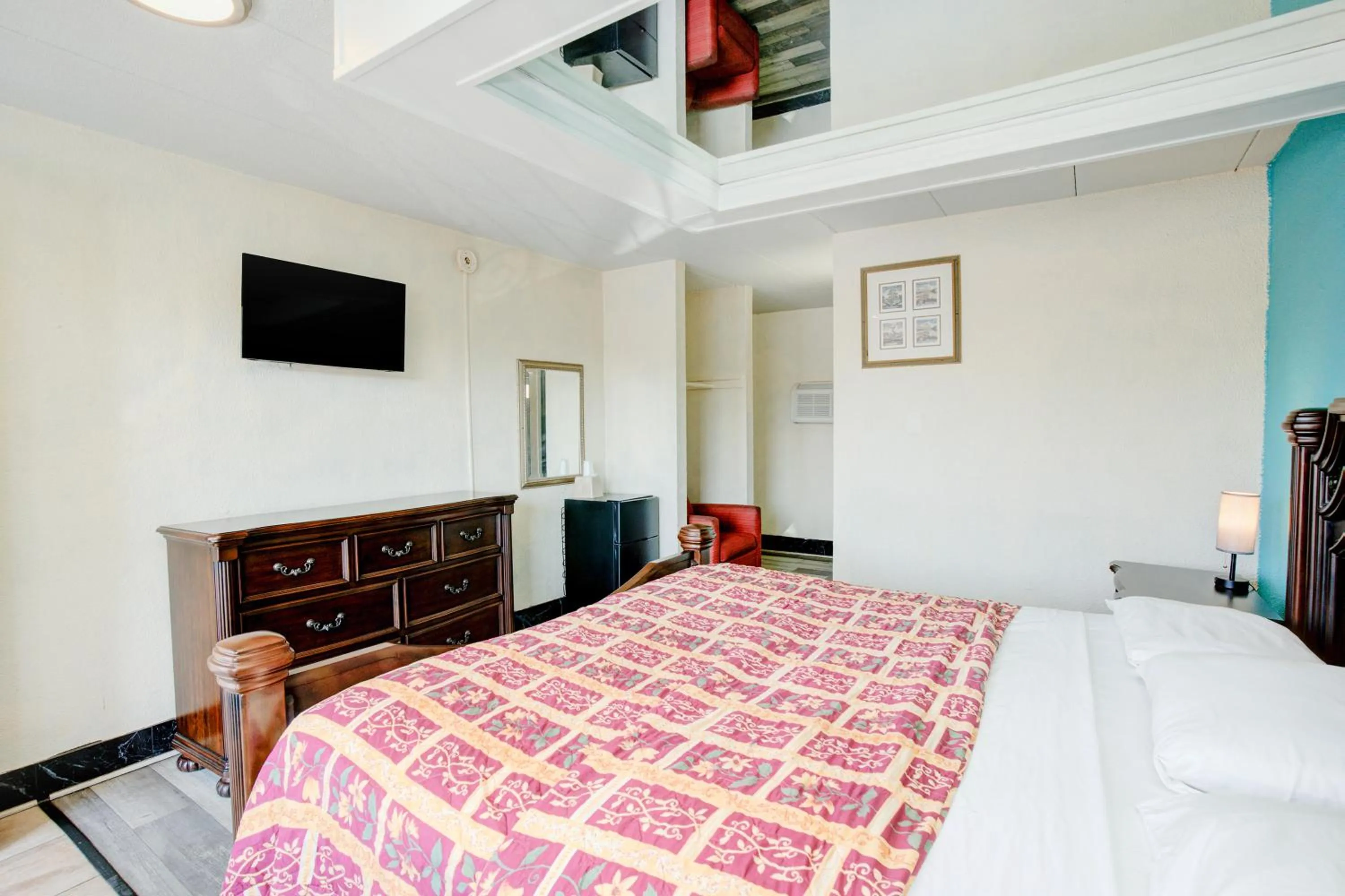 Bedroom, Bed in Hotel O Miami Inn & Suites Chicago Midway Airport