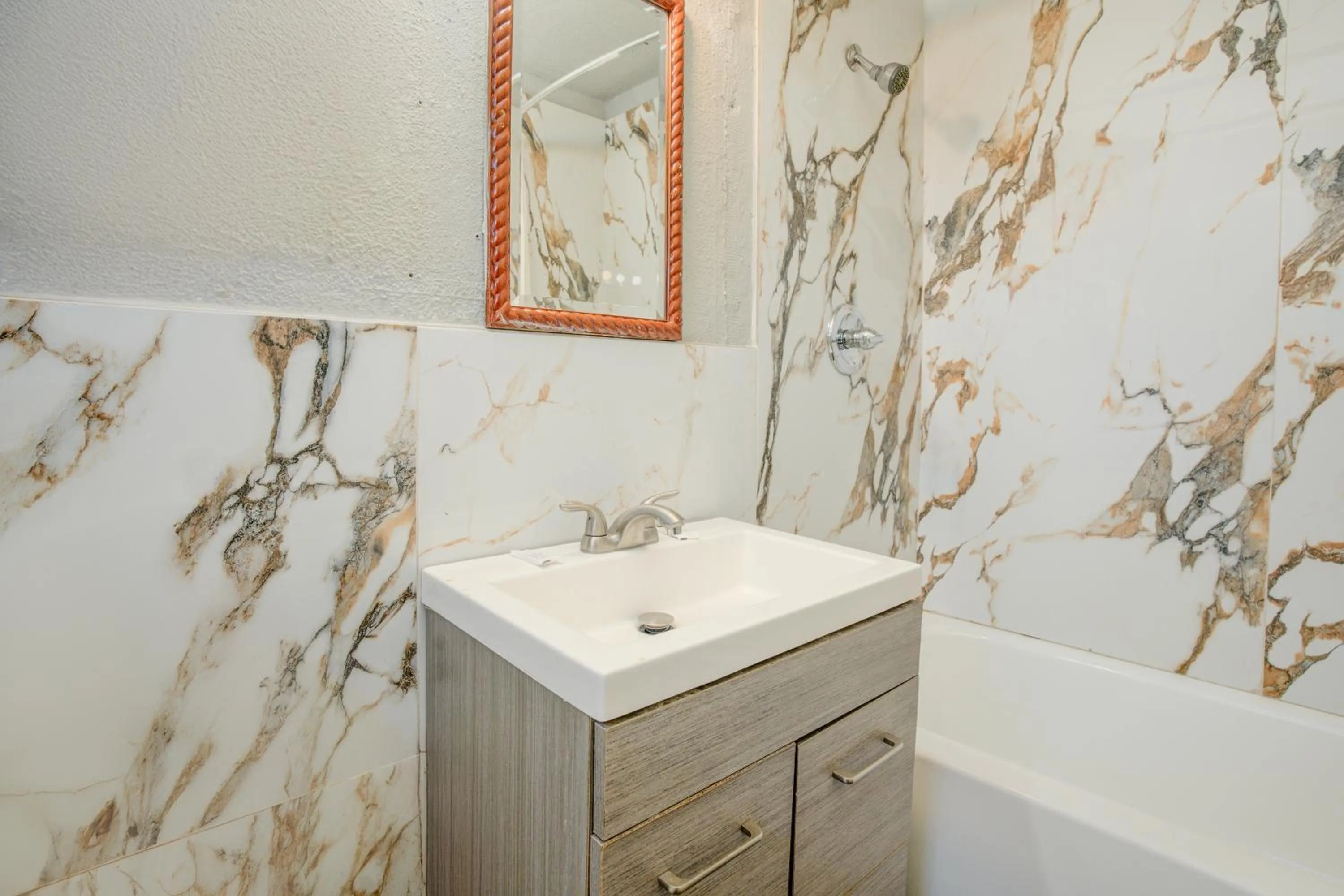 Bathroom in Hotel O Miami Inn & Suites Chicago Midway Airport