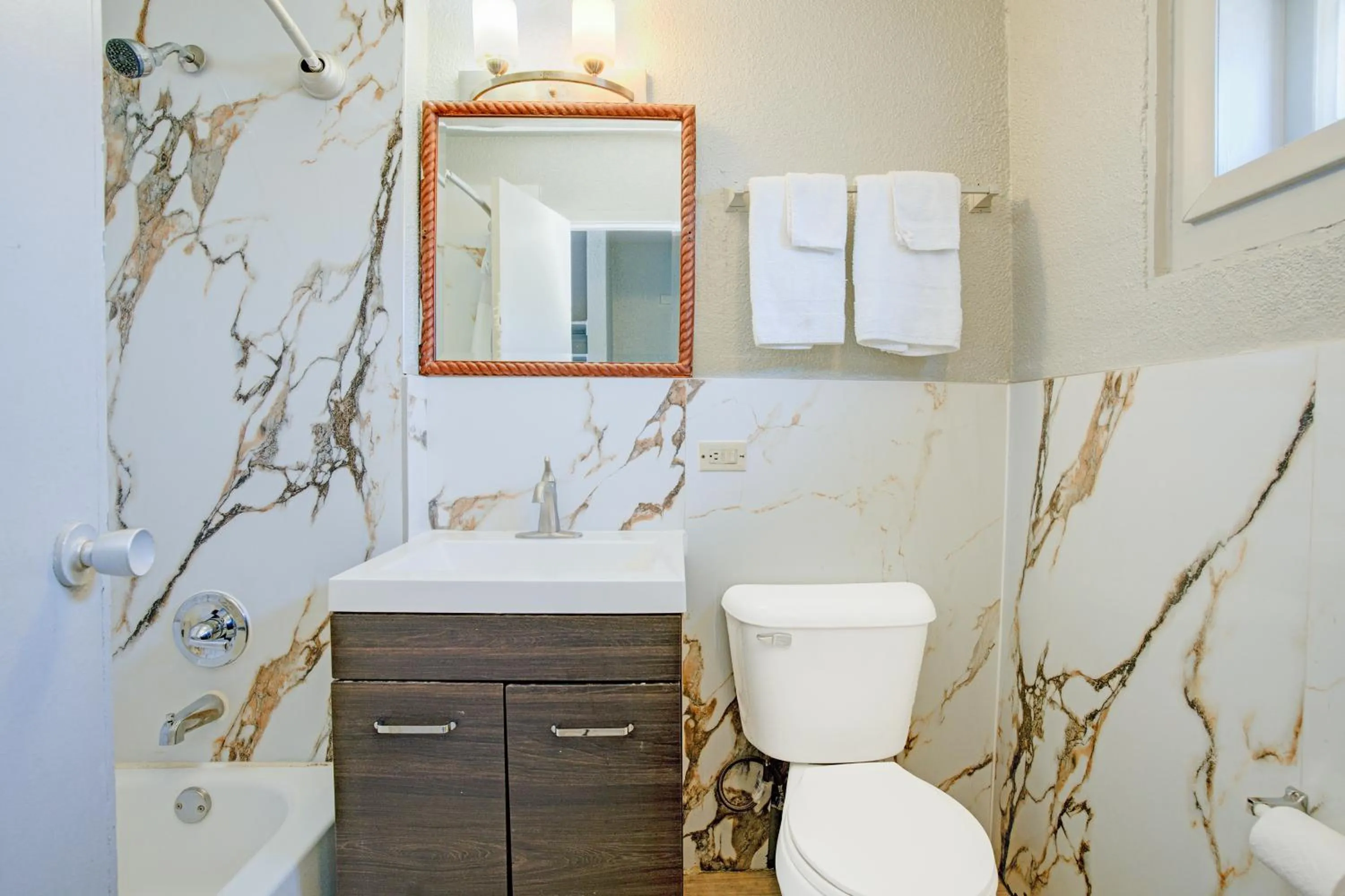 Bathroom in Hotel O Miami Inn & Suites Chicago Midway Airport