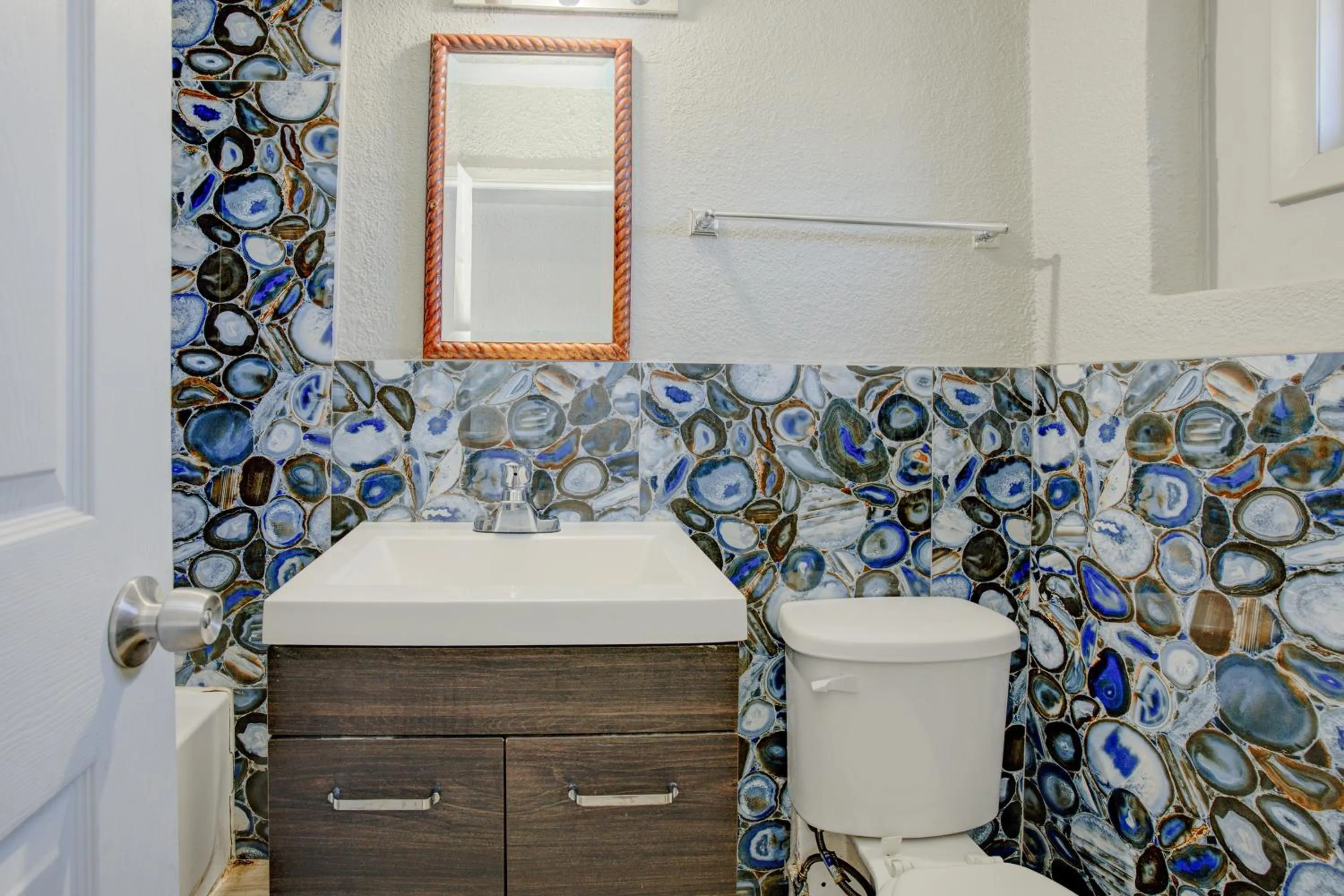 Bathroom in Hotel O Miami Inn & Suites Chicago Midway Airport