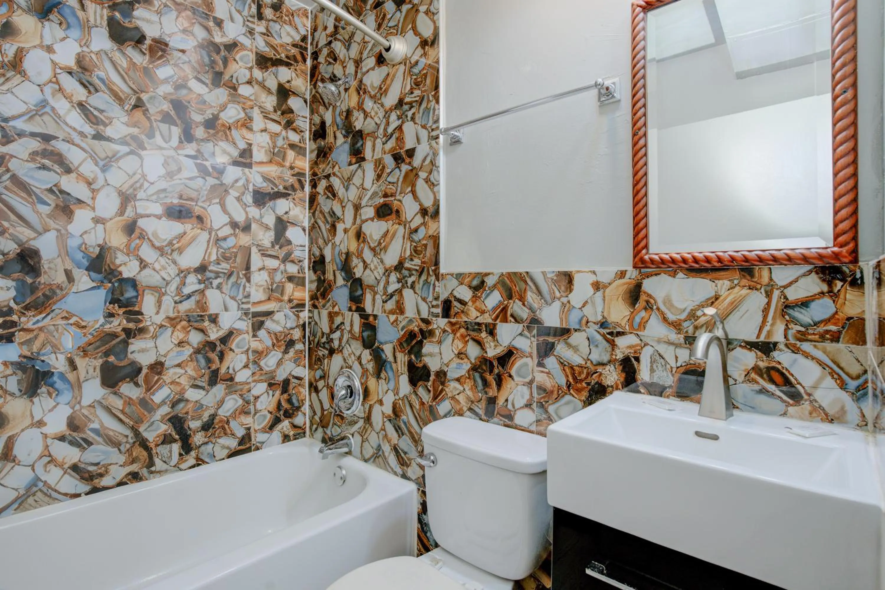 Bathroom in Hotel O Miami Inn & Suites Chicago Midway Airport