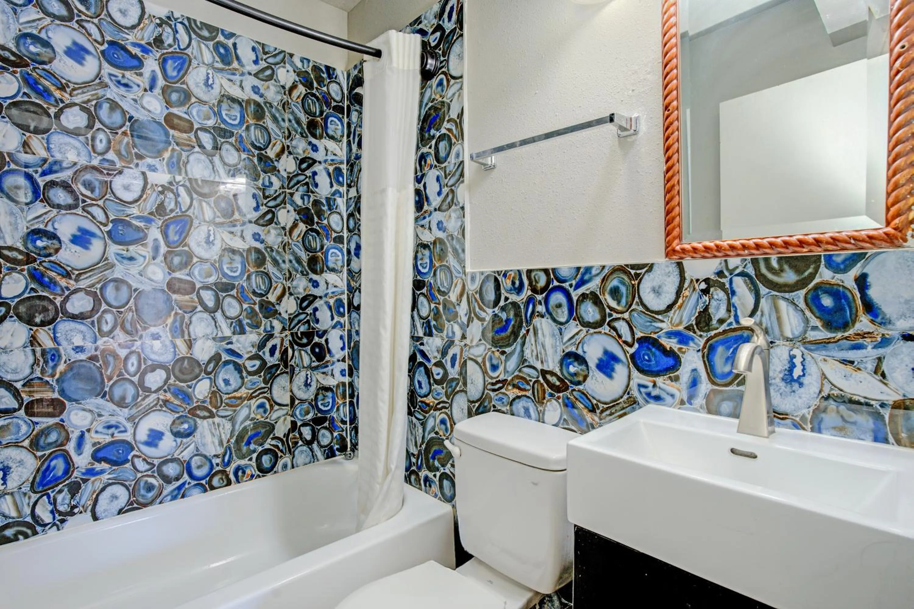 Bathroom in Hotel O Miami Inn & Suites Chicago Midway Airport