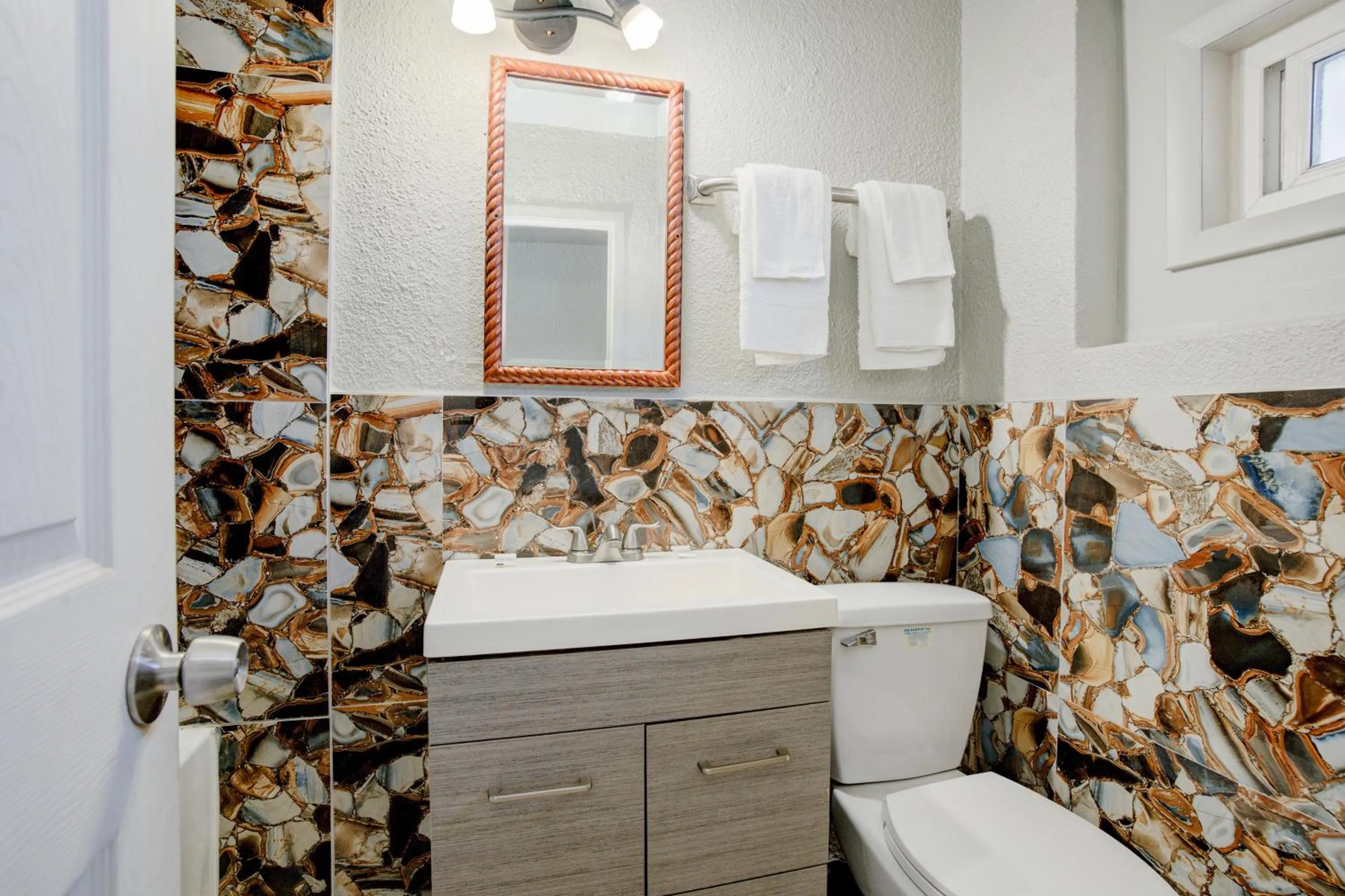 Bathroom in Hotel O Miami Inn & Suites Chicago Midway Airport