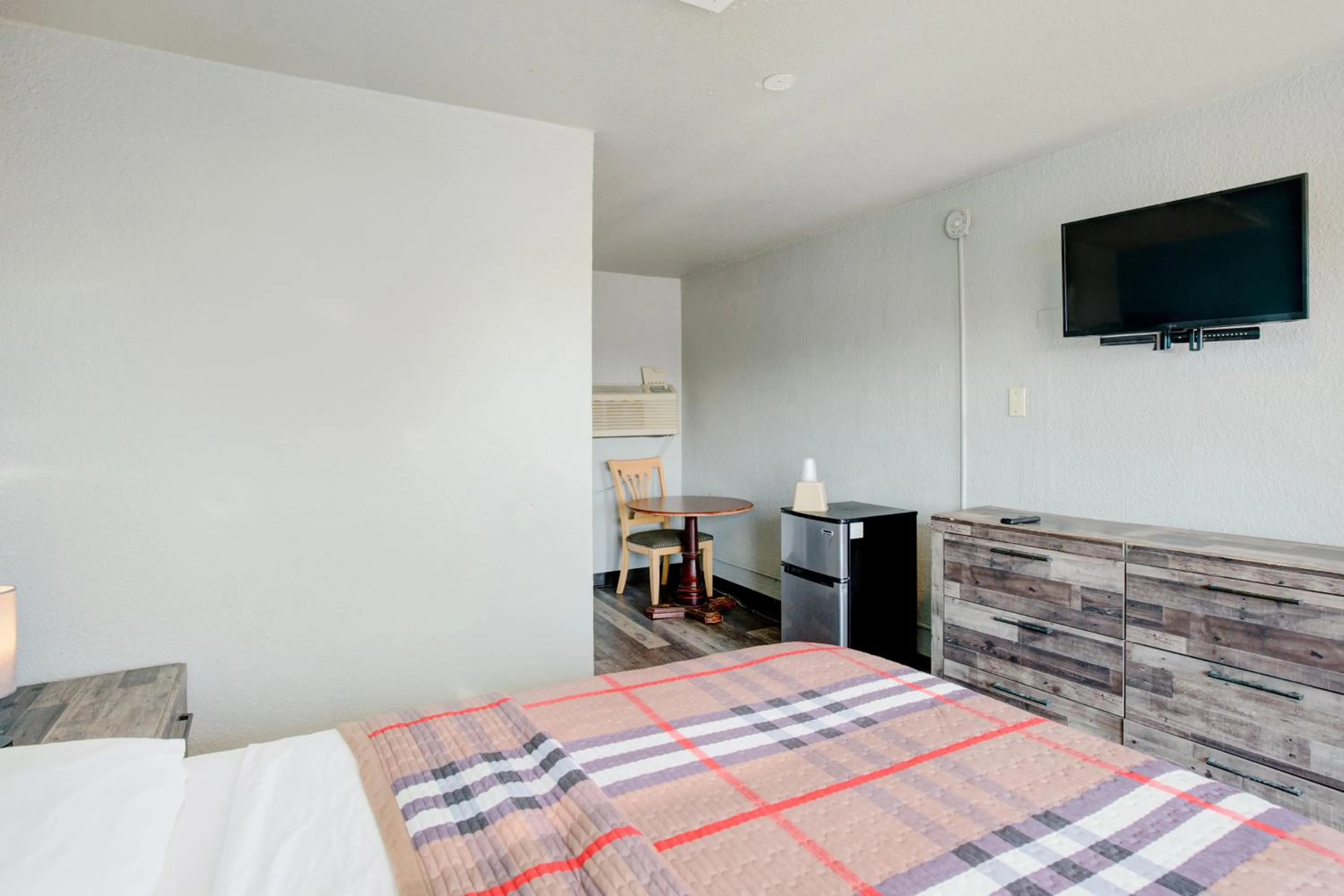 Bedroom, Bed in Hotel O Miami Inn & Suites Chicago Midway Airport