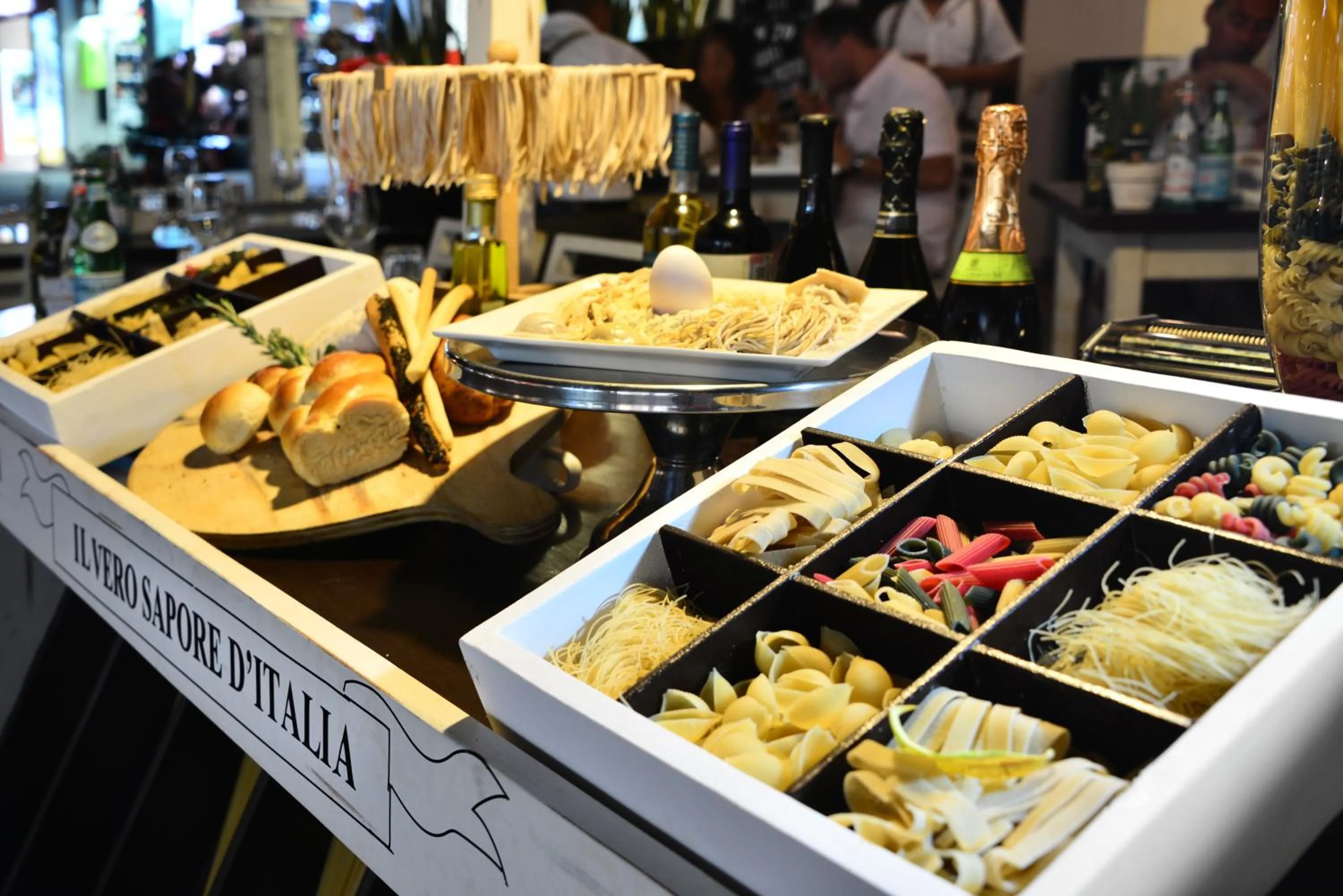 Restaurant/places to eat in Unic Design Hotel & Restaurant- 5th Avenue