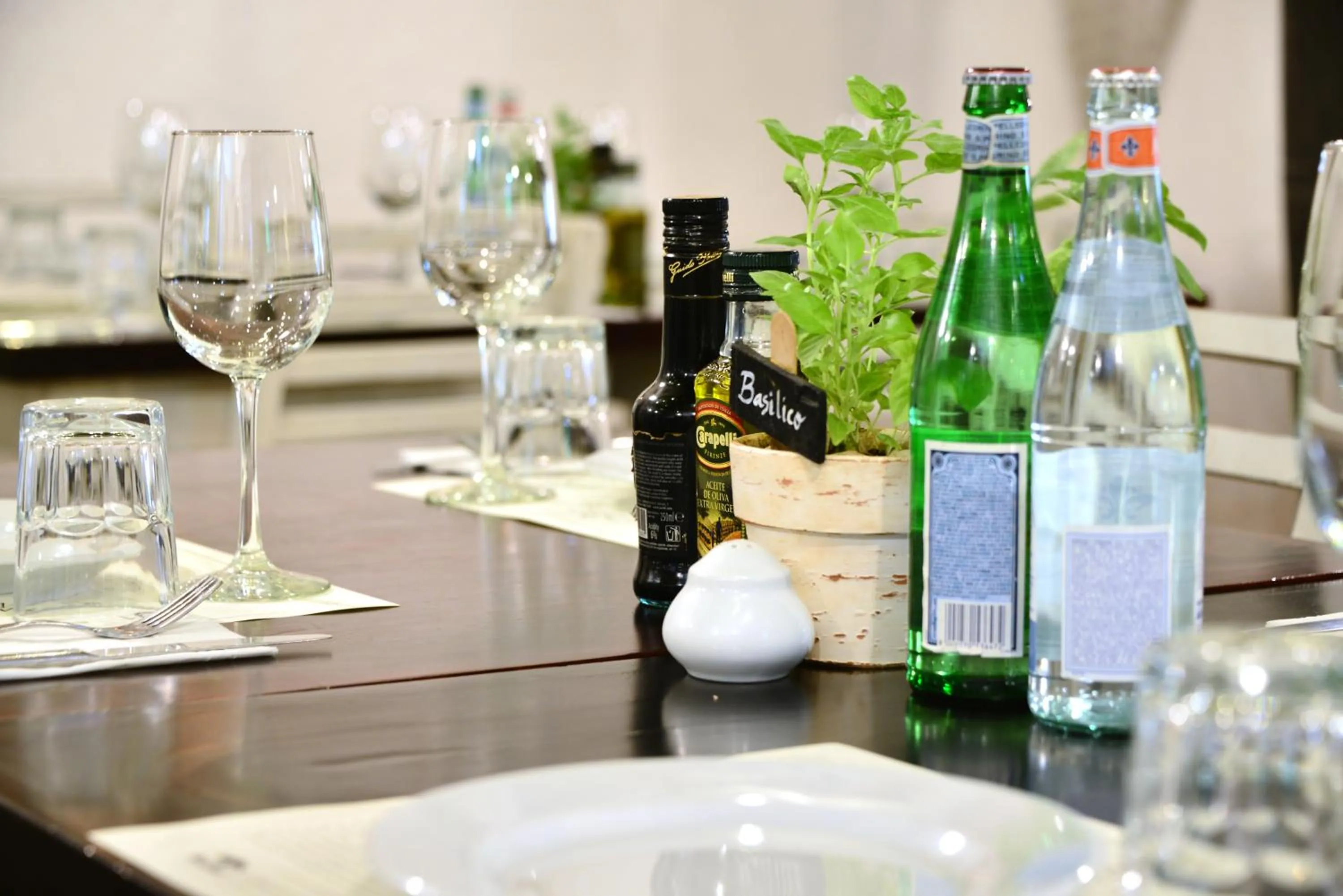 Restaurant/places to eat in Unic Design Hotel & Restaurant- 5th Avenue