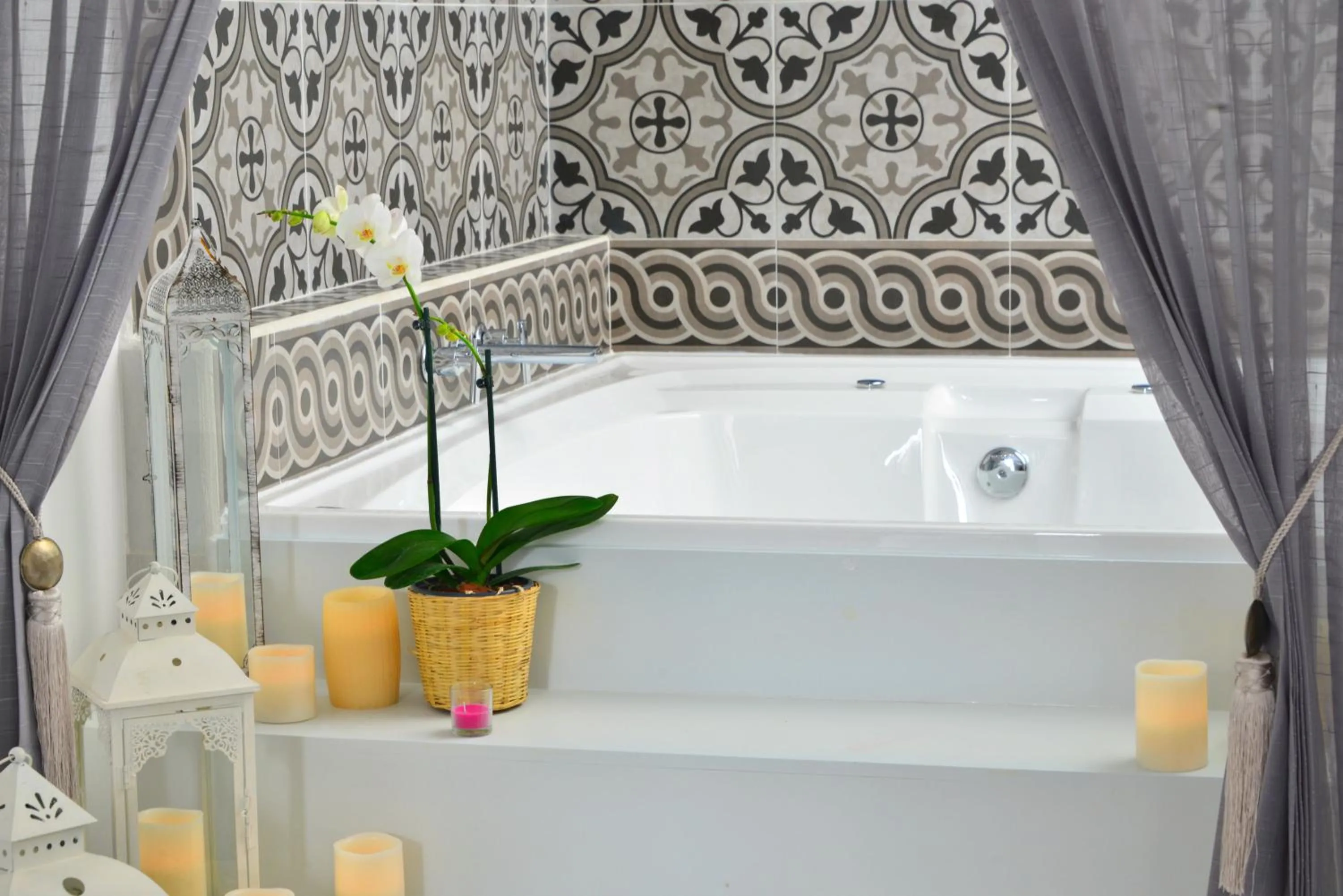 Hot Tub in Unic Design Hotel & Restaurant- 5th Avenue