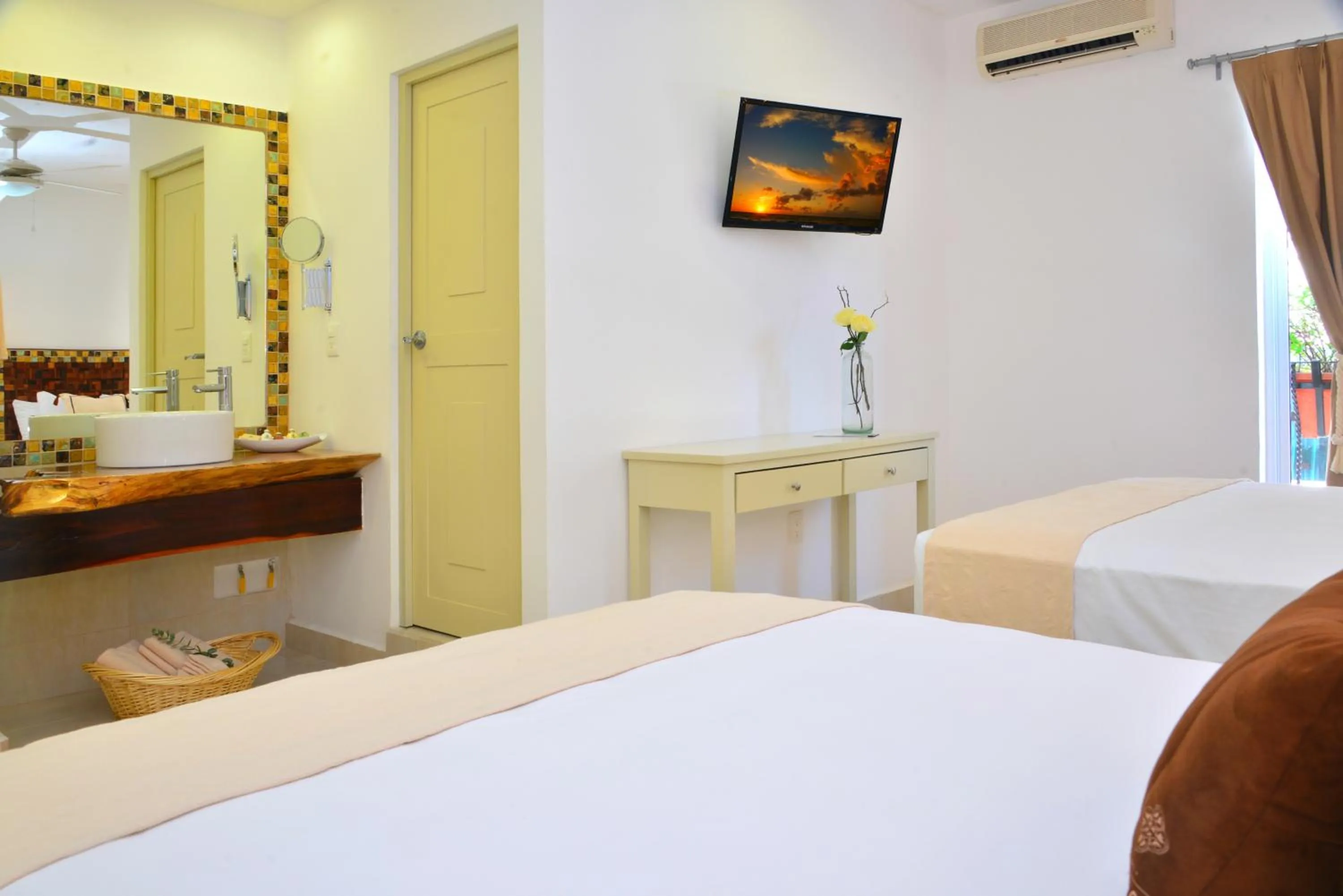 Photo of the whole room, Bed in Unic Design Hotel & Restaurant- 5th Avenue