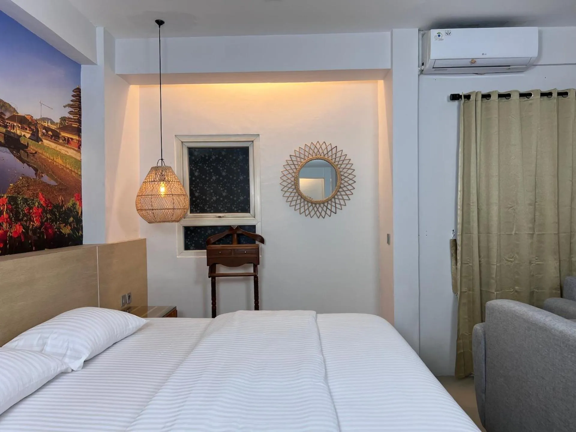 Photo of the whole room, Bed in Fastrooms Bekasi