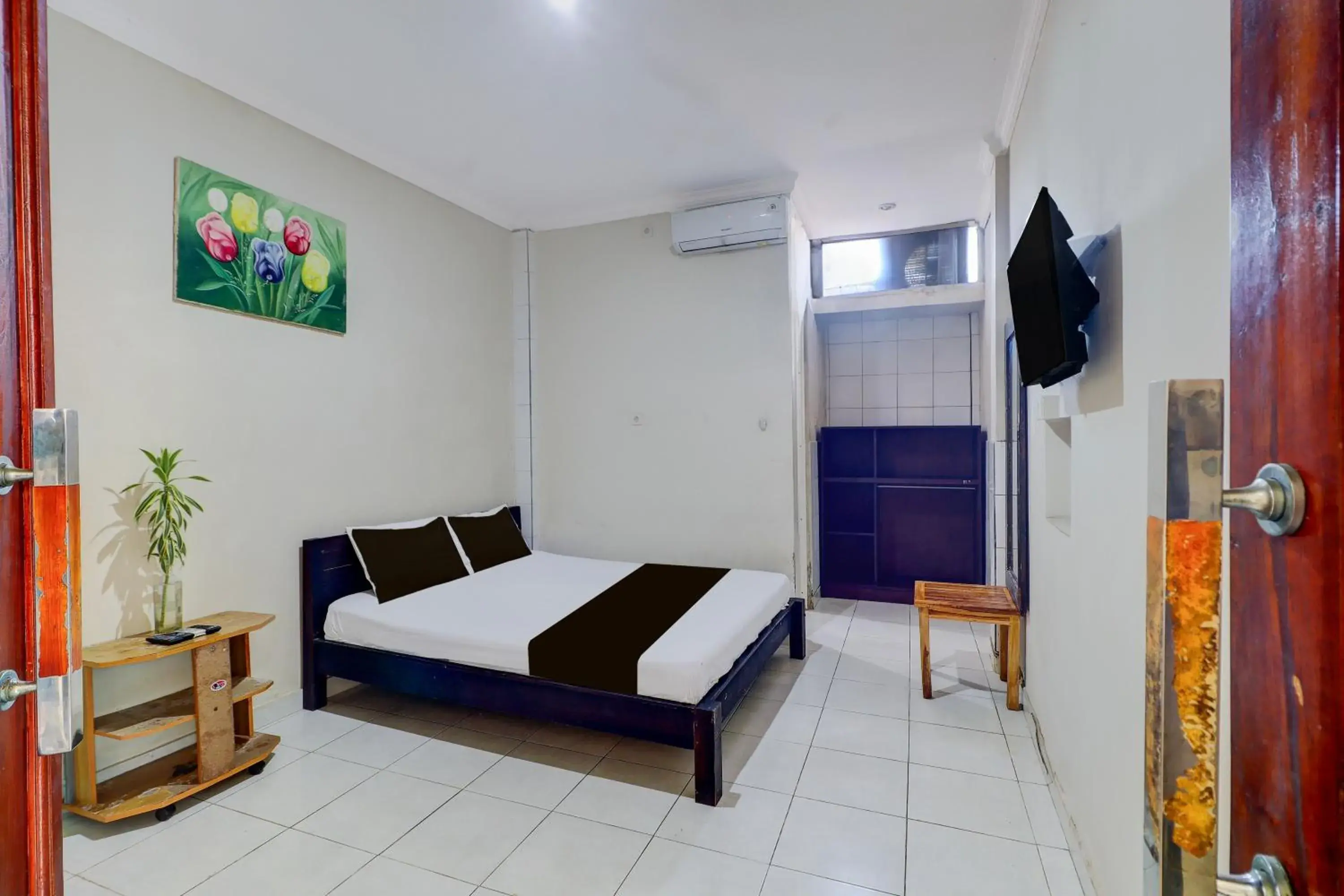 Deluxe King Room in Collection O Budget Door Legian Inn @Poppies Road Deluxe King Room in Collection O Budget Door Legian Inn @Poppies Road