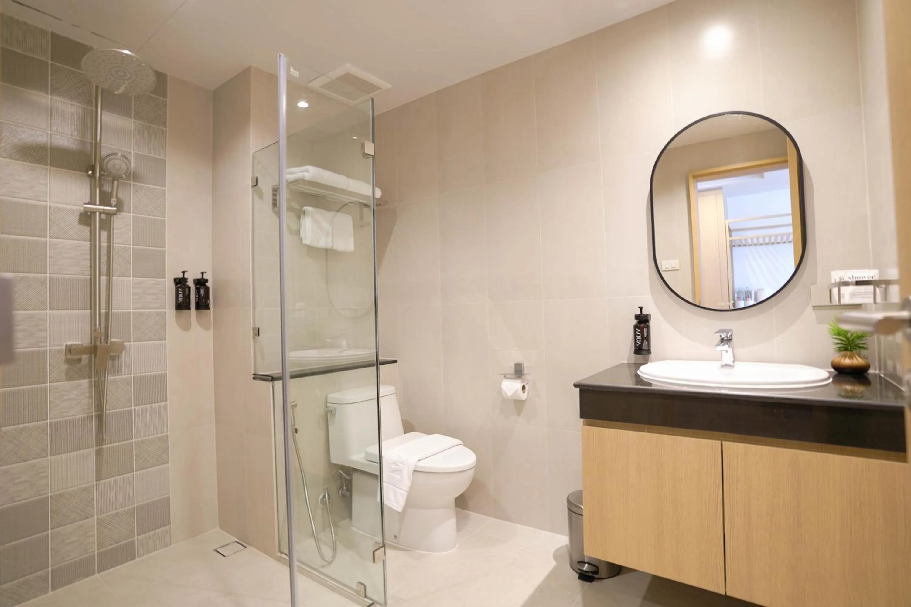 Shower in The Kite Hotel Bangsaen by Koko