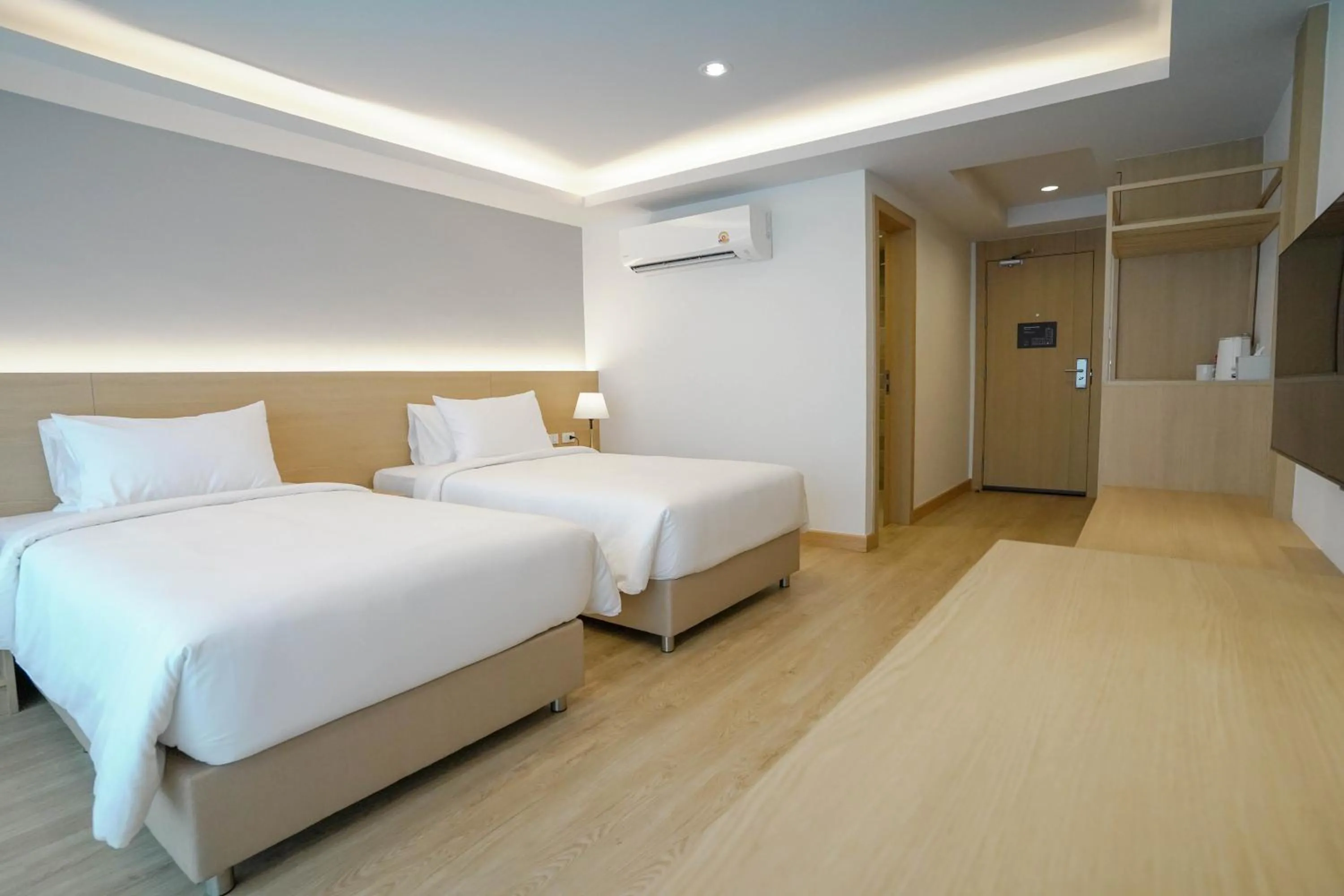 Photo of the whole room, Bed in The Kite Hotel Bangsaen by Koko