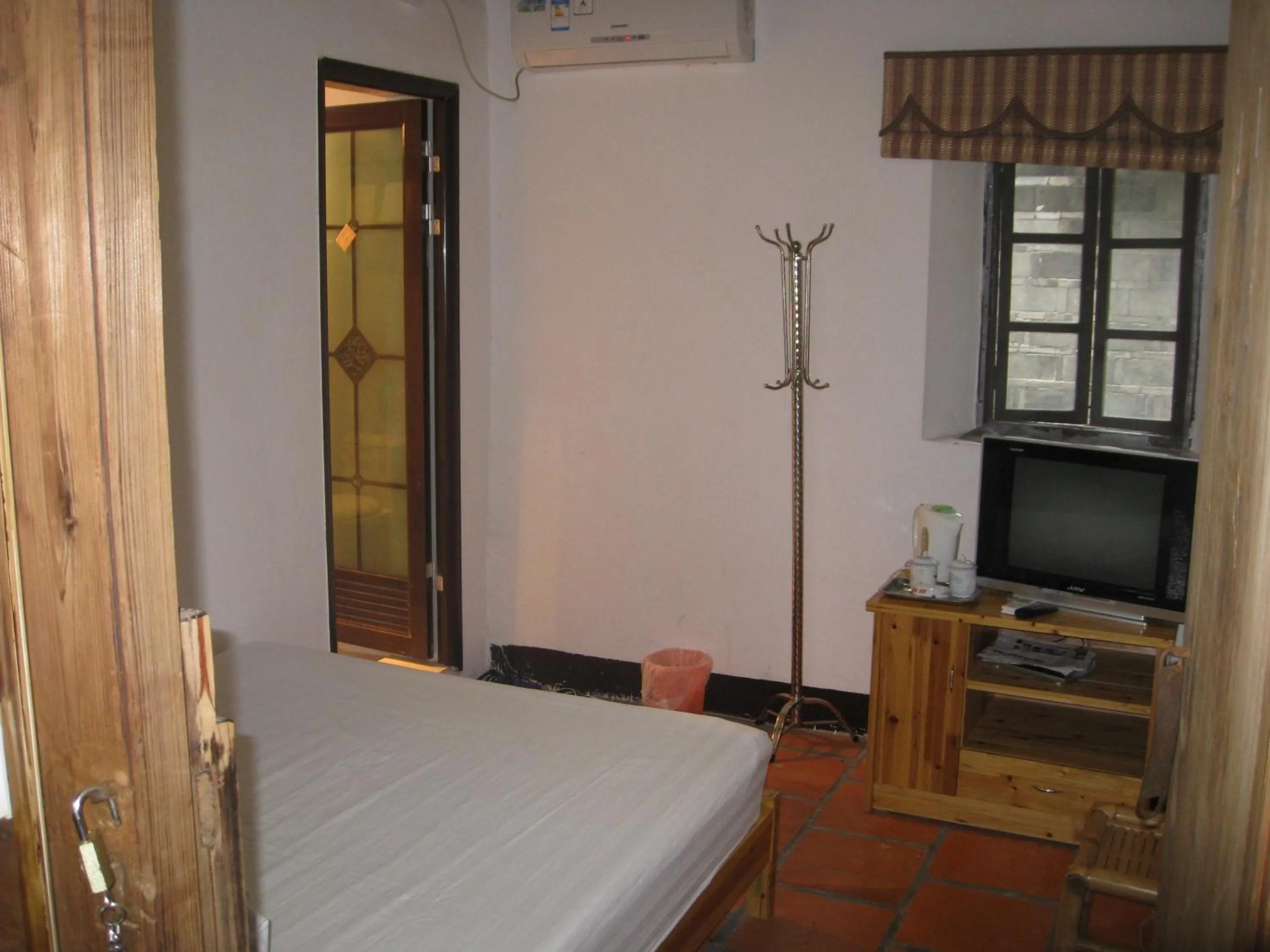 Bed in Nanjing Tulou Qingdelou Inn