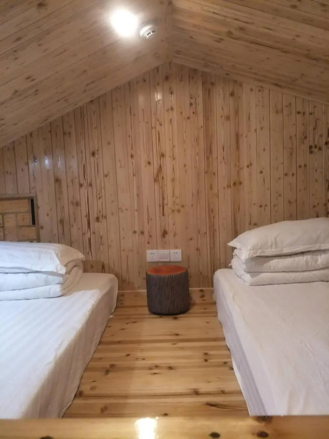 Bed in Nanjing Tulou Qingdelou Inn
