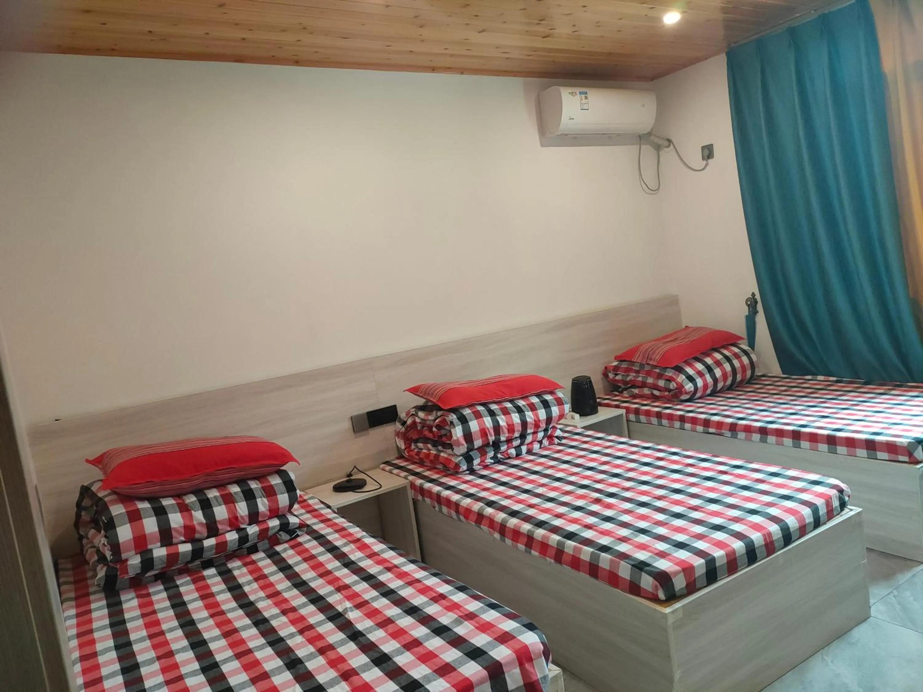 Bed in Nanjing Tulou Qingdelou Inn