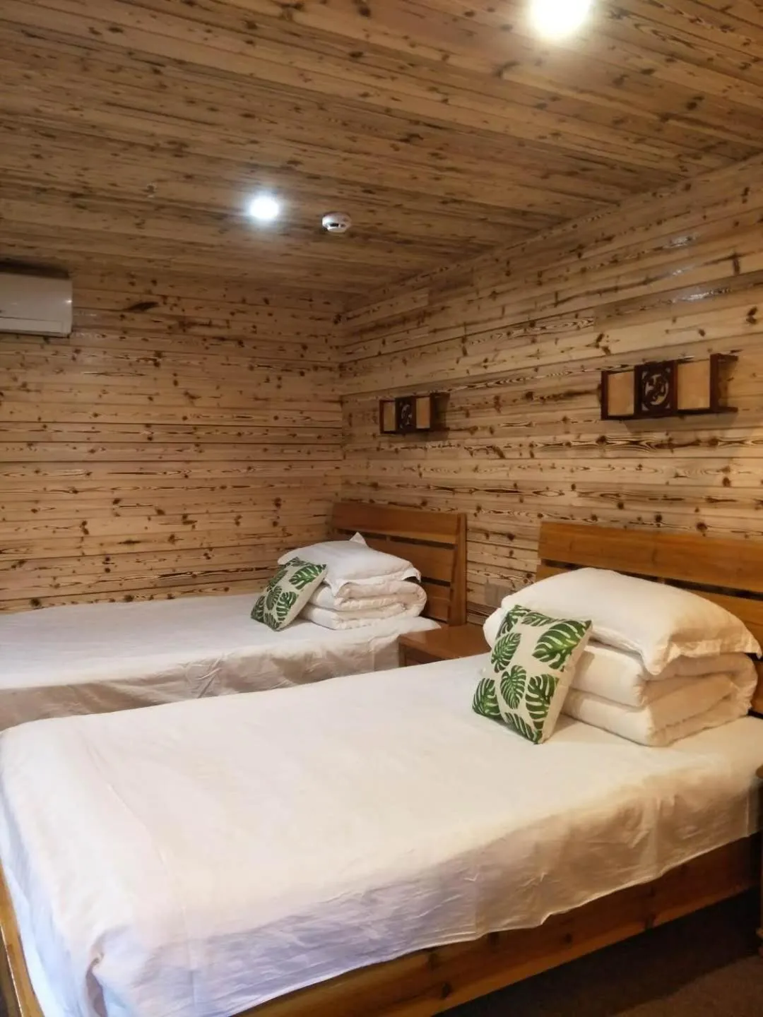 Bed in Nanjing Tulou Qingdelou Inn