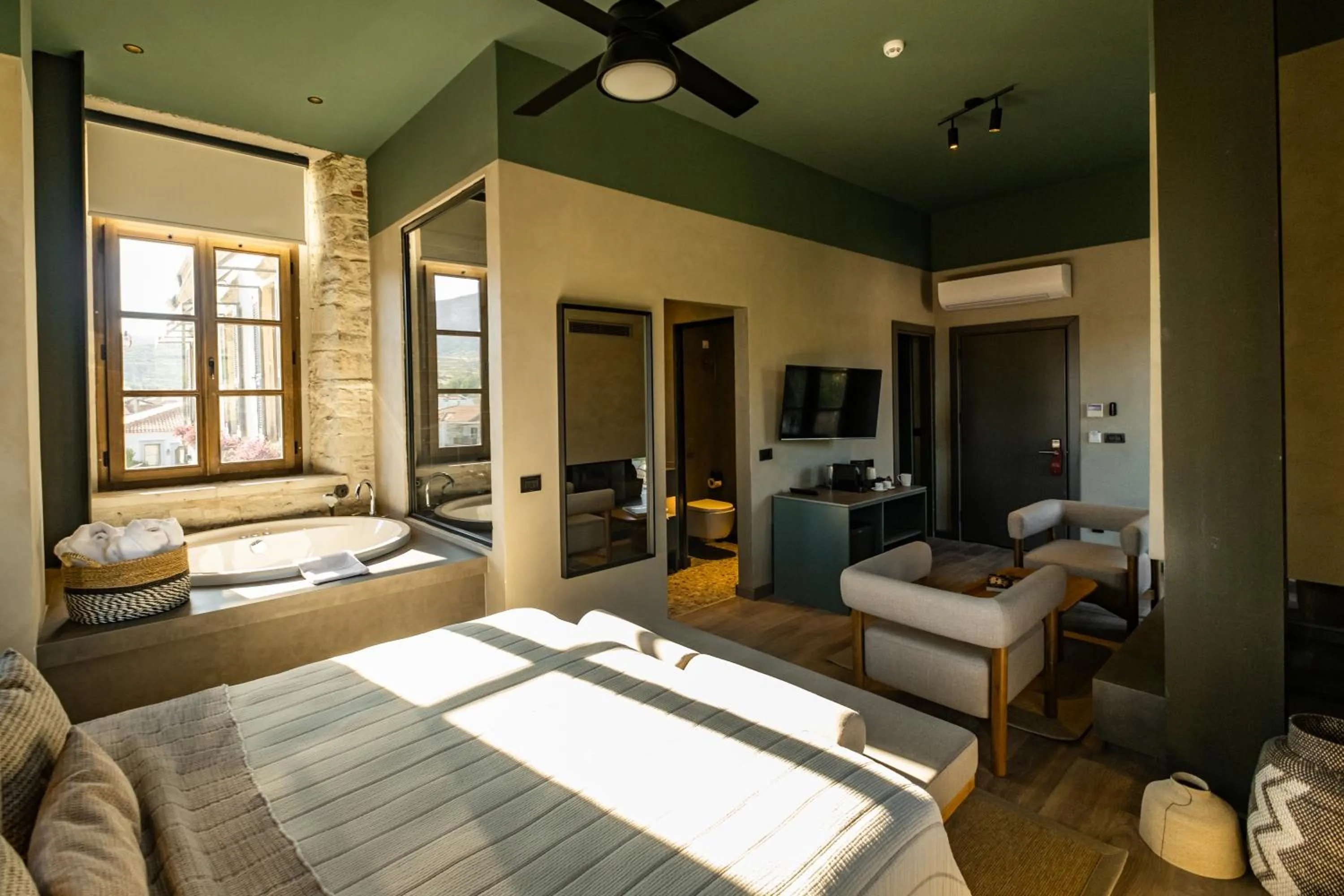 Photo of the whole room, Bed in Lecole Hotel By Cityloft