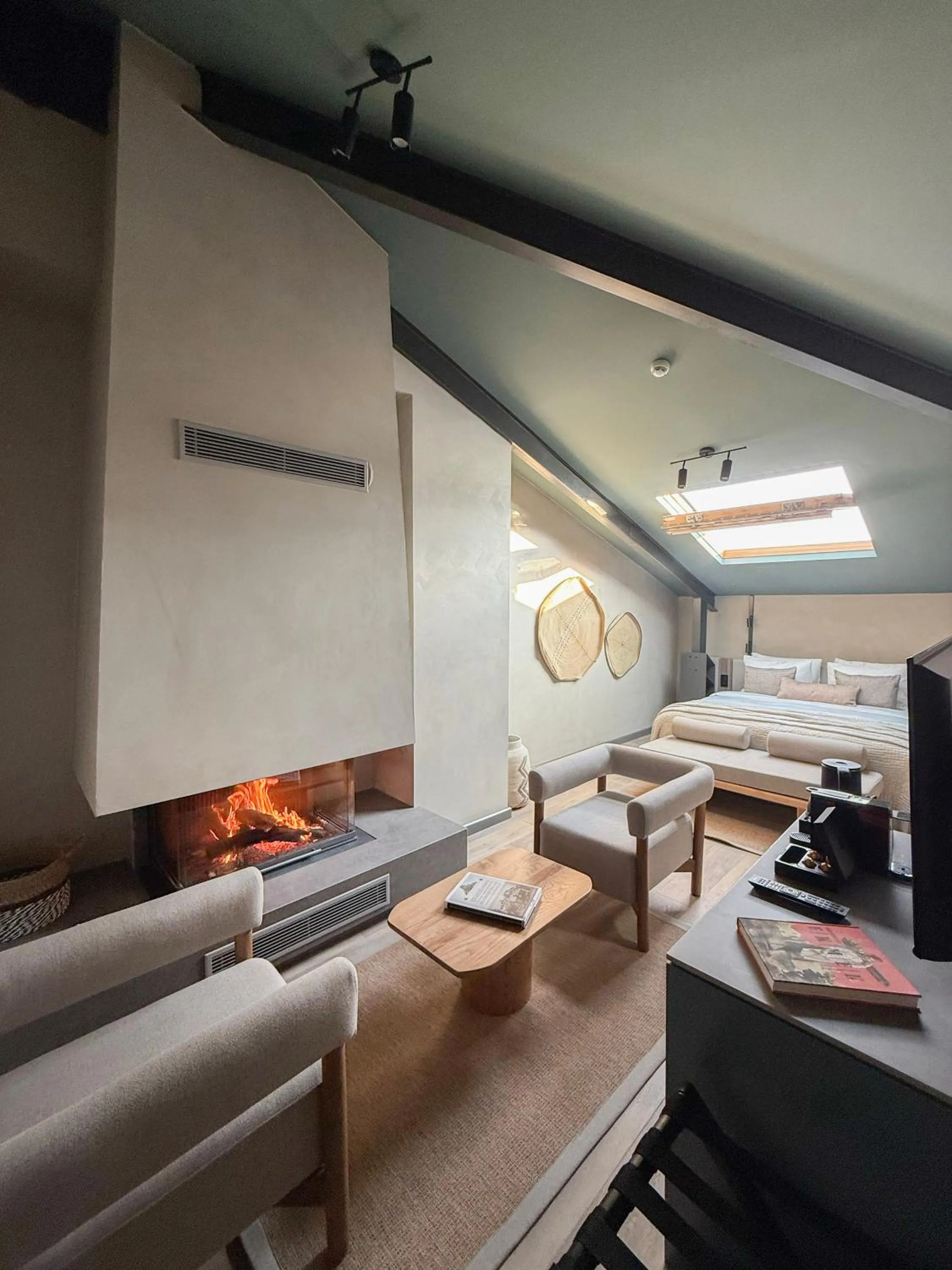 Photo of the whole room, Bed in Lecole Hotel By Cityloft