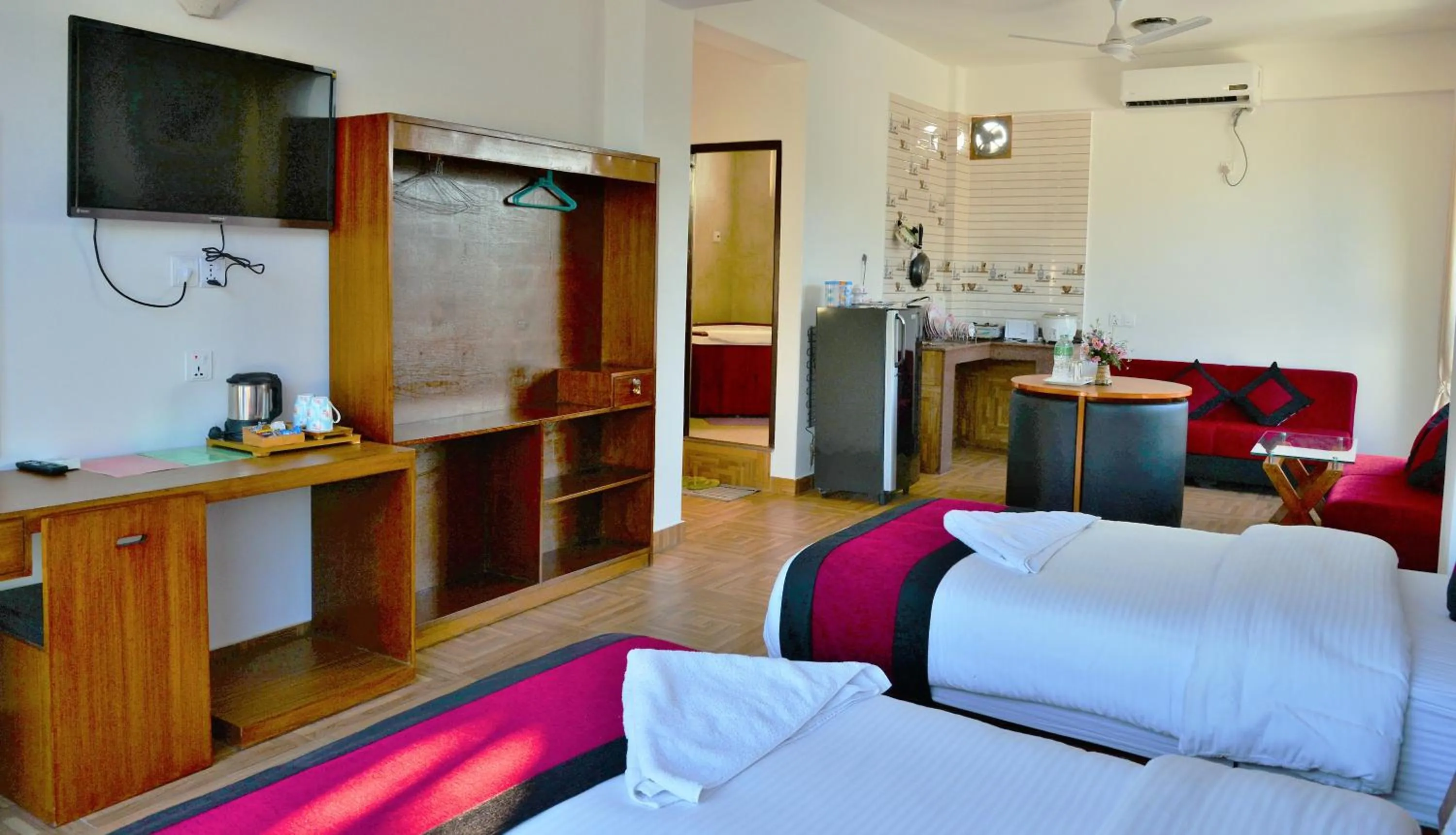 Bathroom, Bed in Hotel City Inn - Mountain View