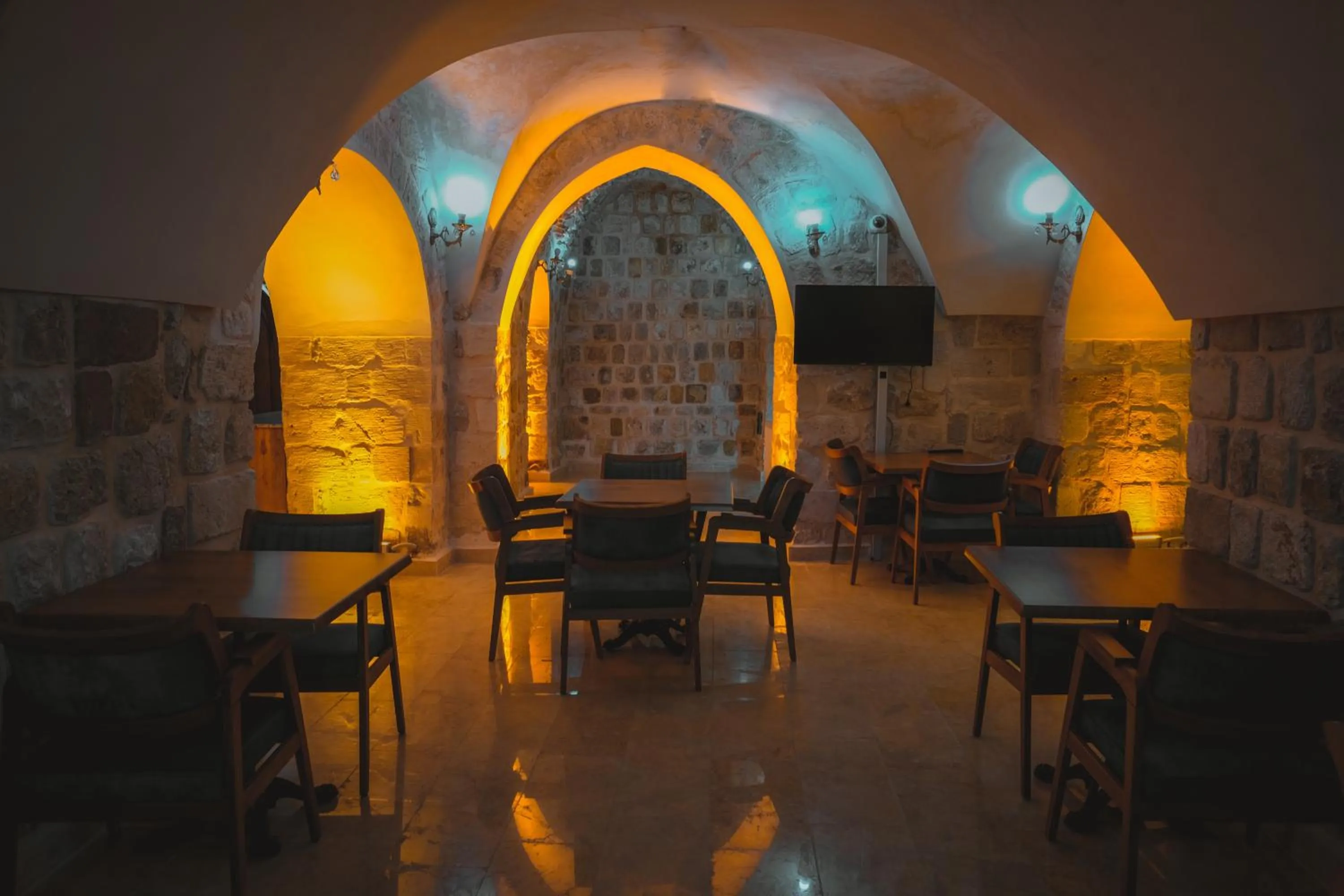 Restaurant/places to eat in Kasr-i Divan Hotel