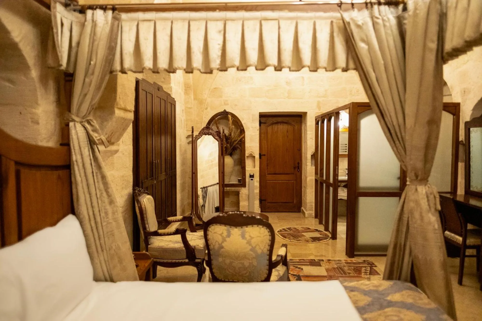 Bed in Kasr-i Divan Hotel