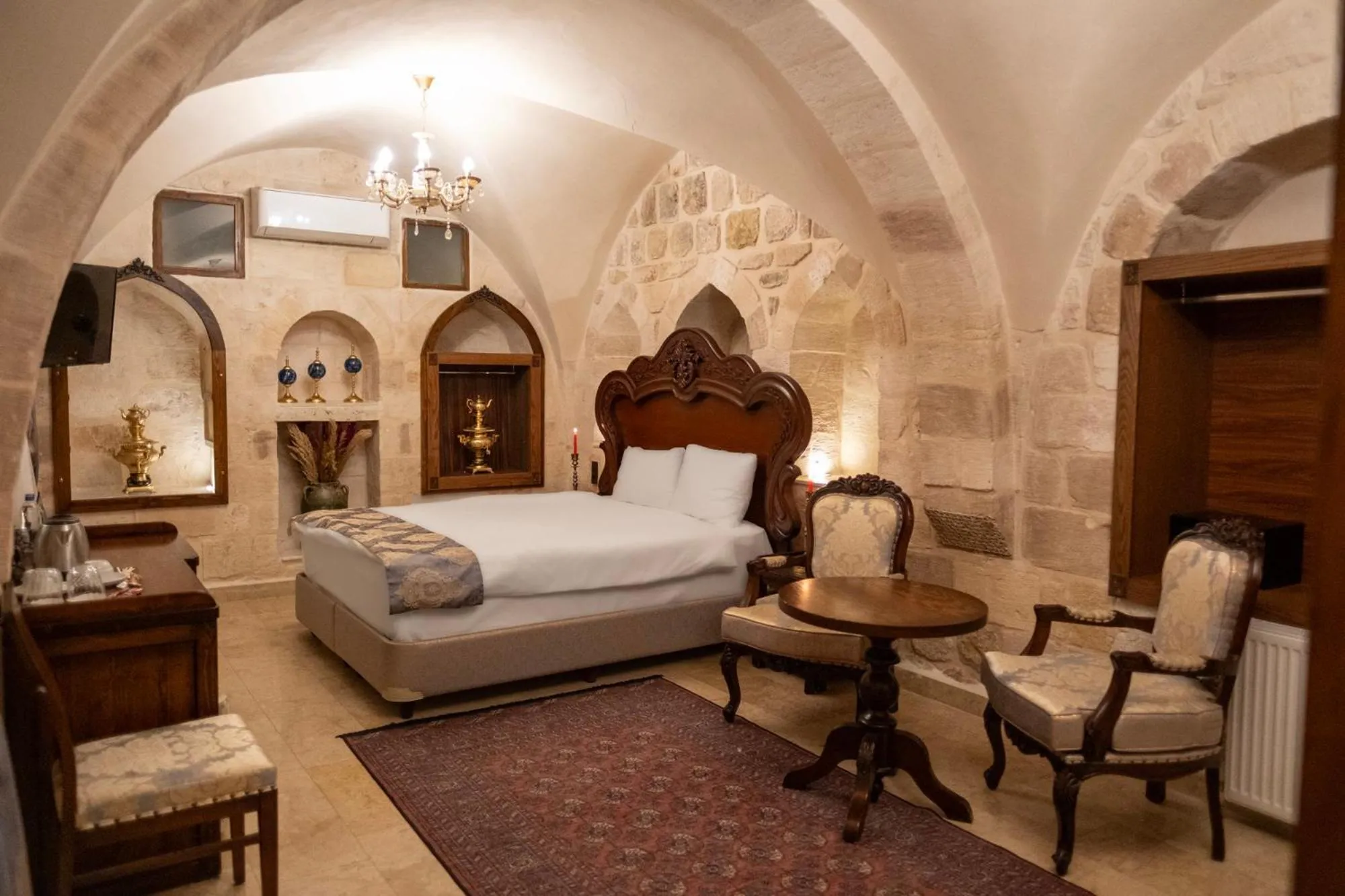 Bed in Kasr-i Divan Hotel