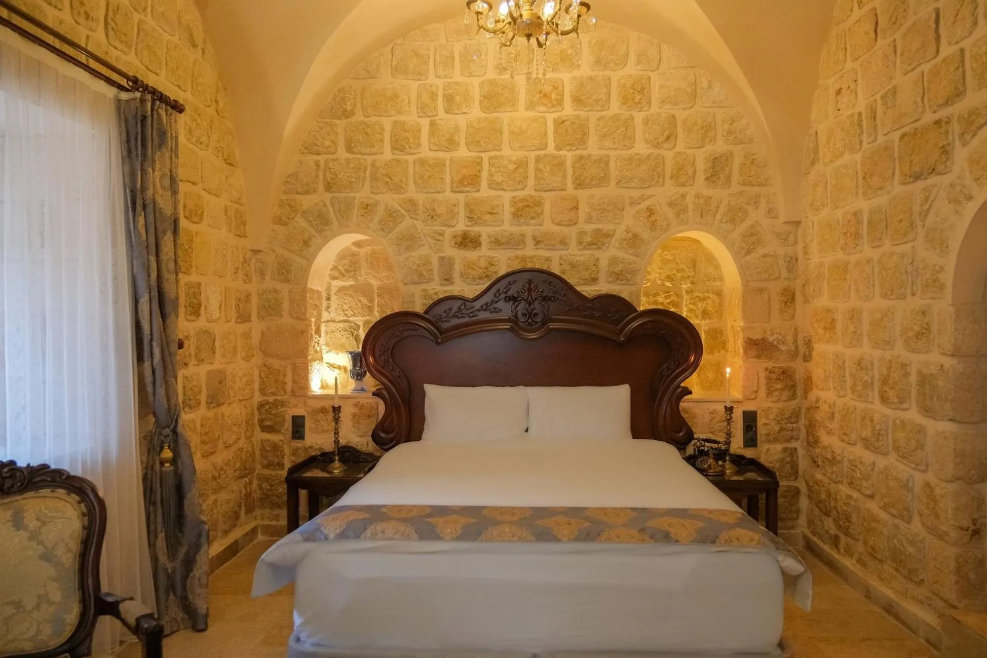 Bed in Kasr-i Divan Hotel