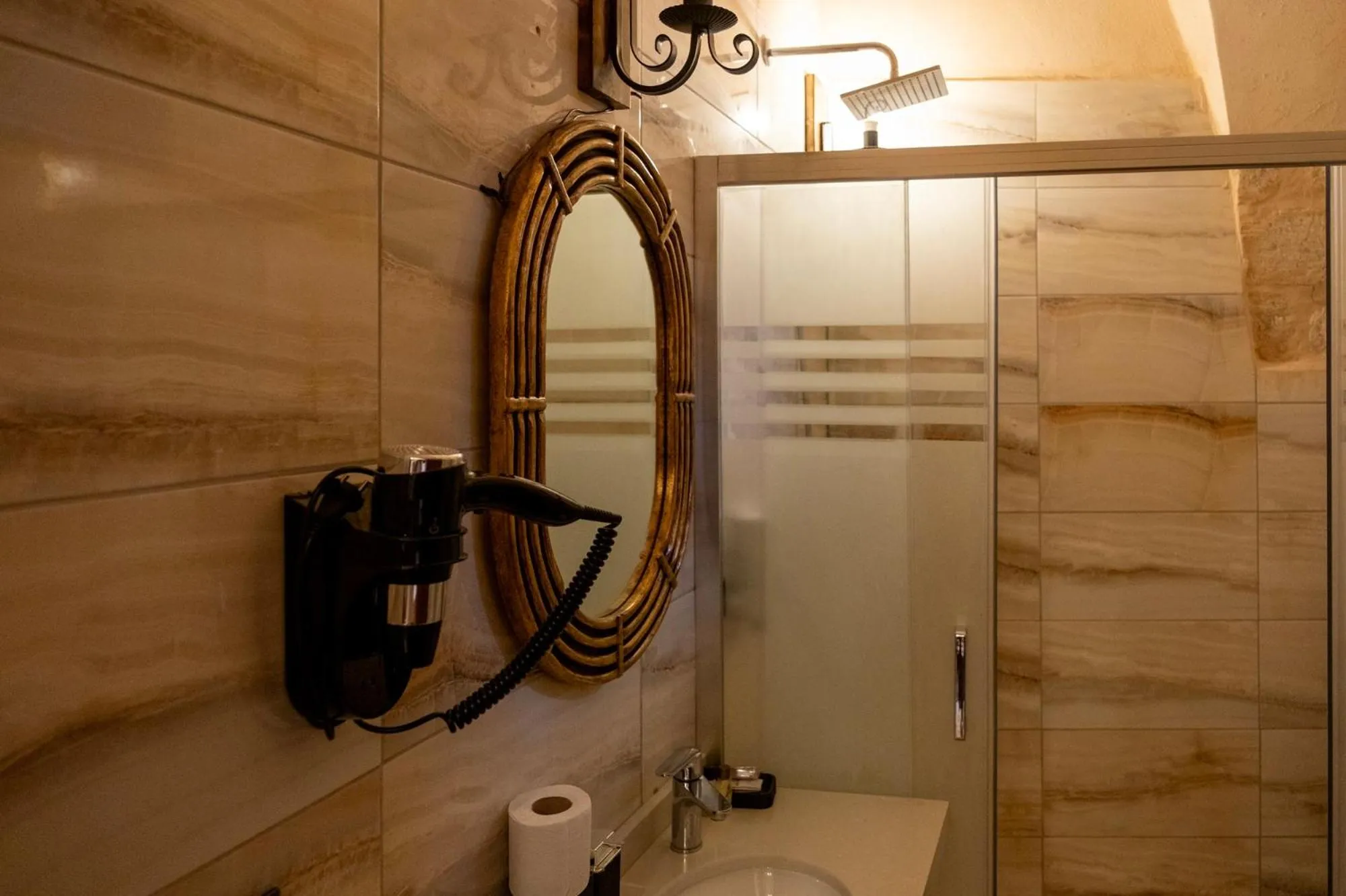 Shower in Kasr-i Divan Hotel
