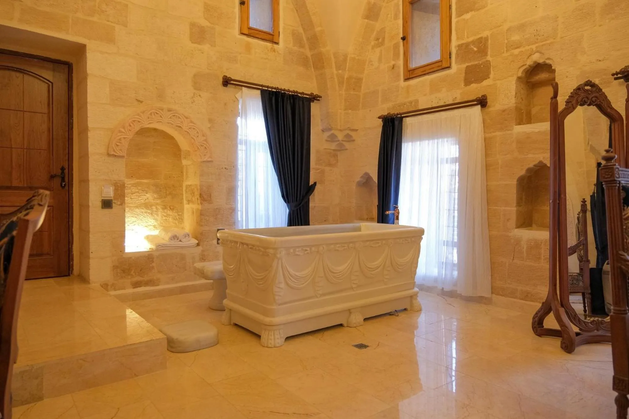 Bath in Kasr-i Divan Hotel