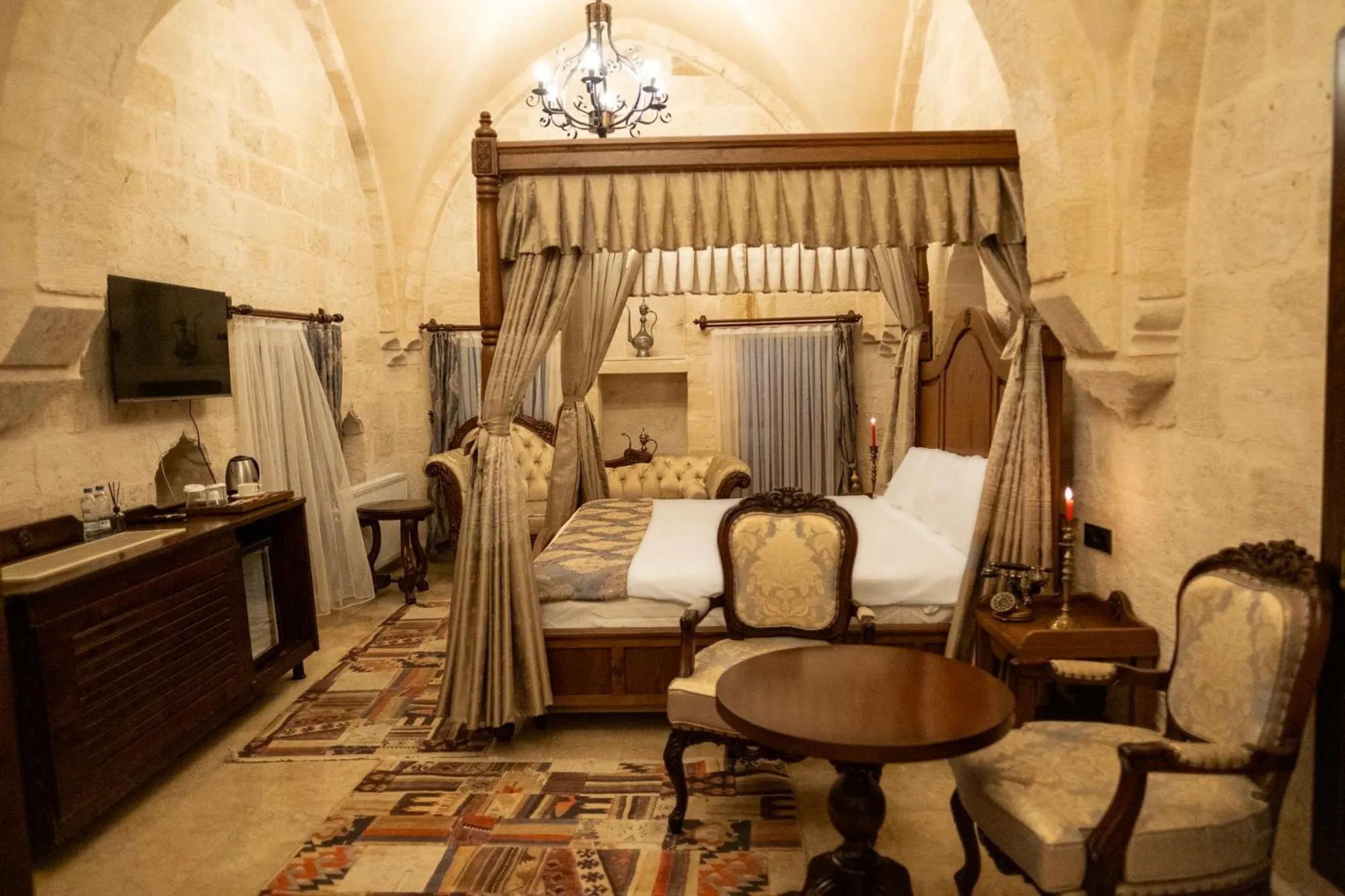 Bed in Kasr-i Divan Hotel