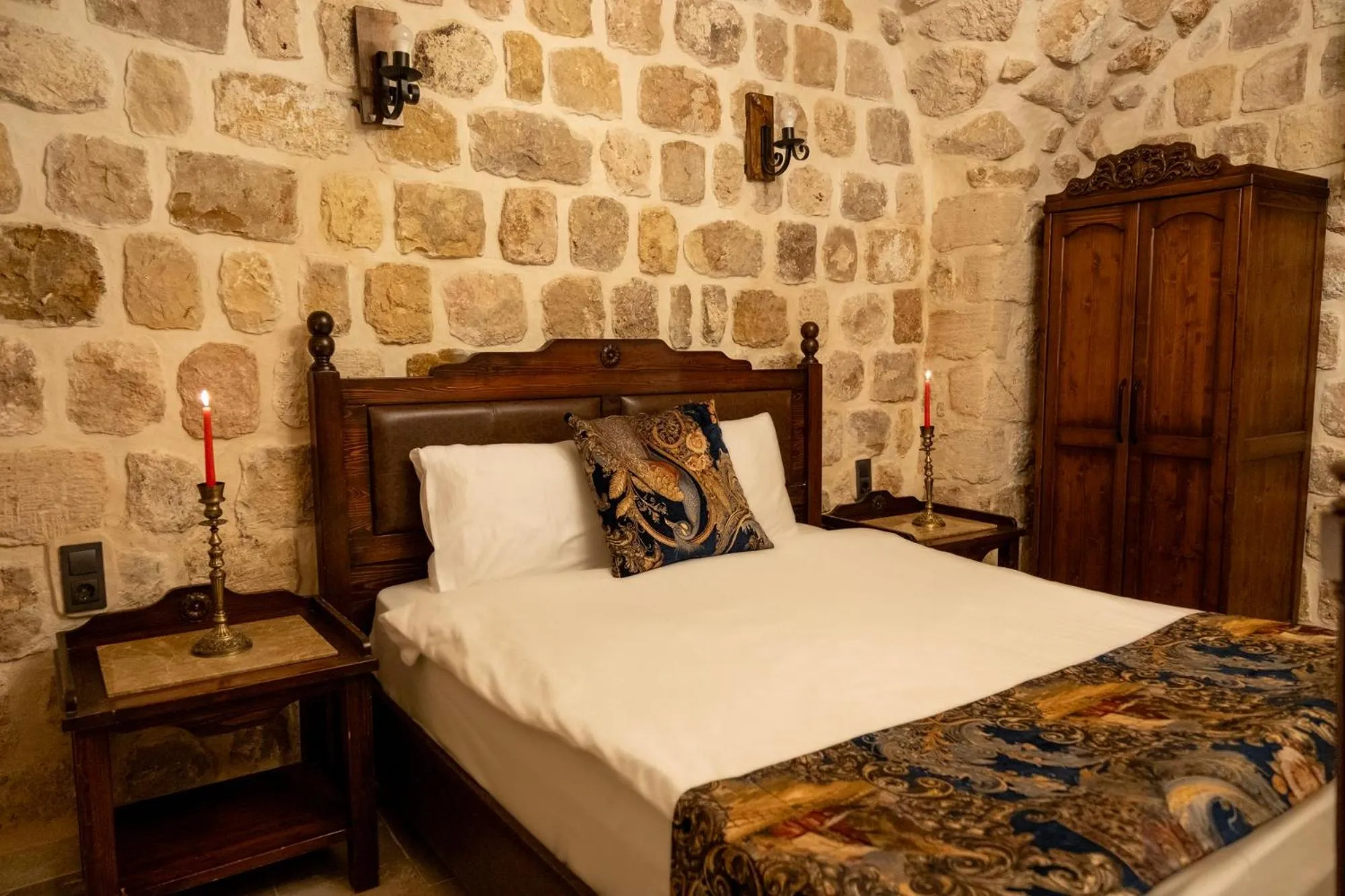 Bed in Kasr-i Divan Hotel