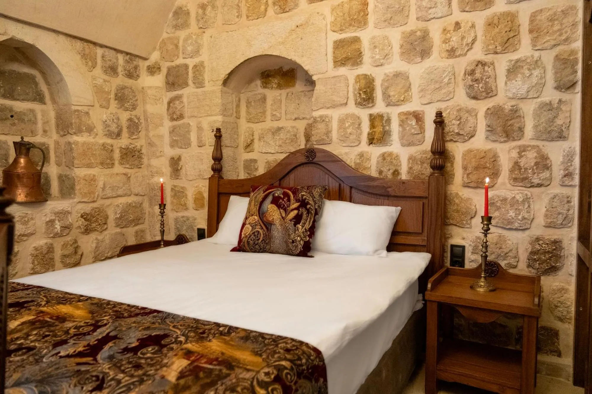 Bed in Kasr-i Divan Hotel