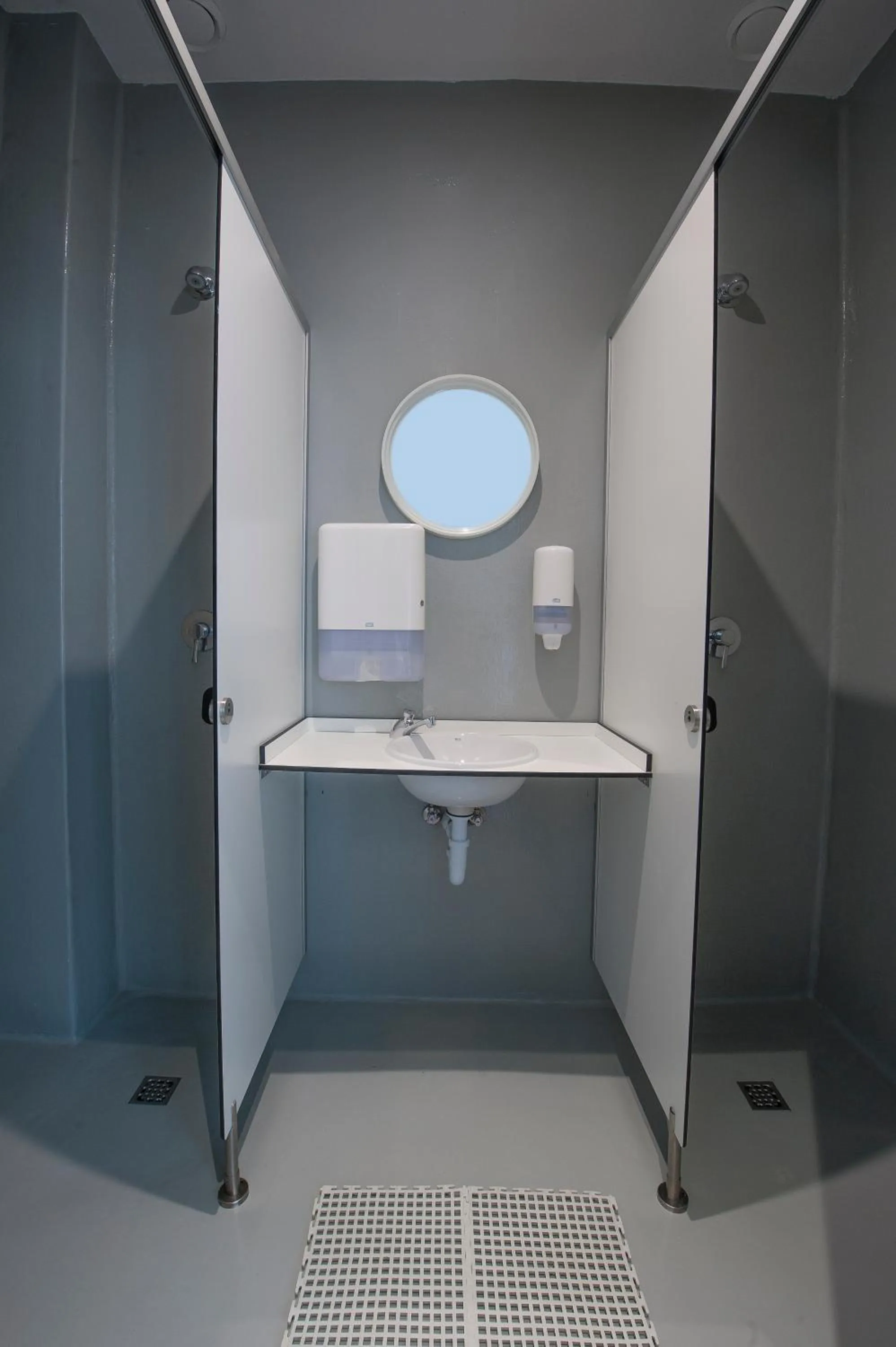 Bathroom in A Room In The City Hostel