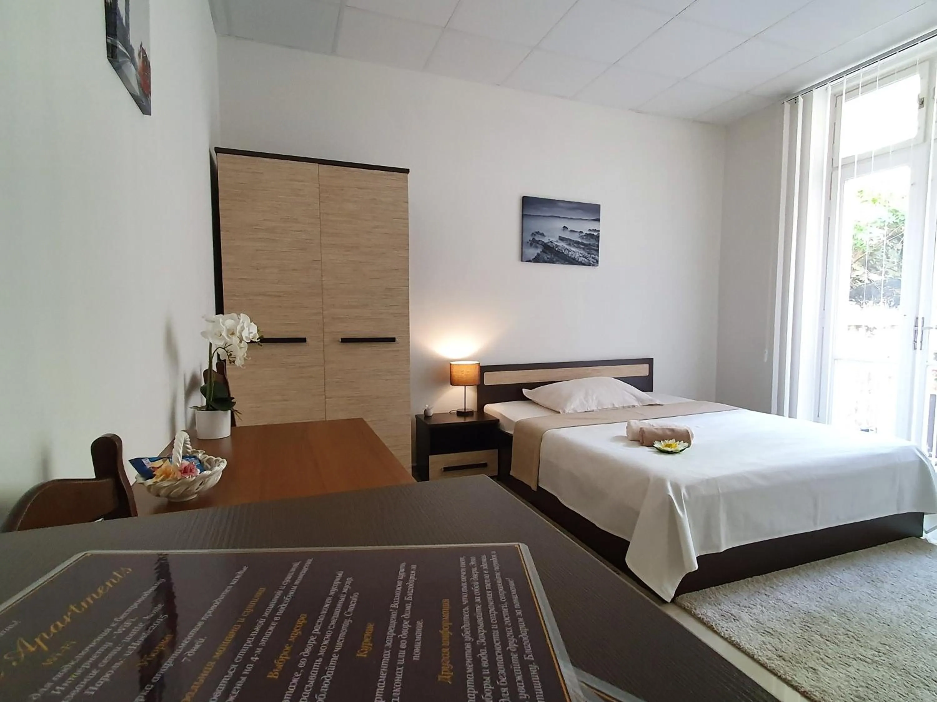 Seating area, Bed in Madonna Apartments