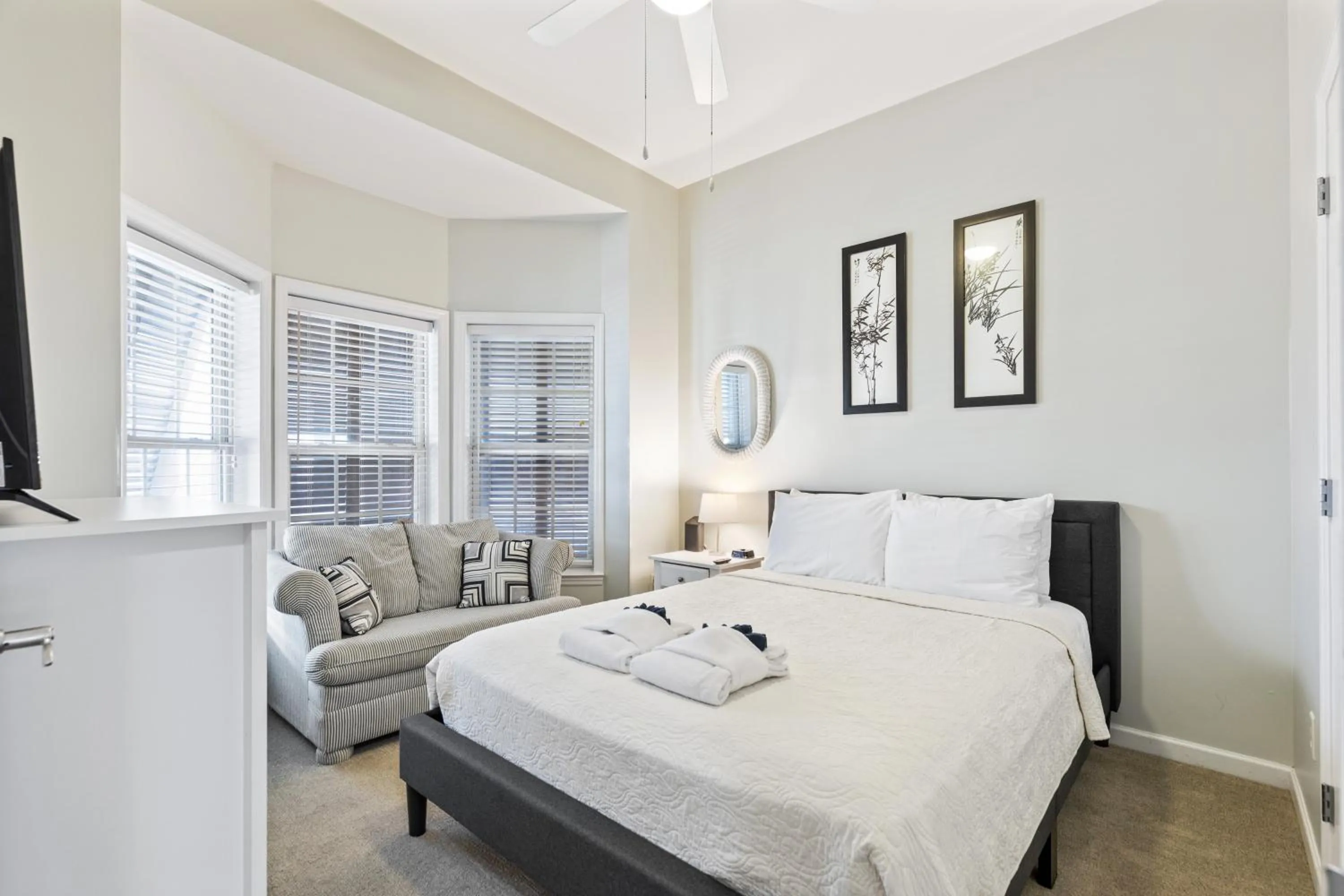 Bed in 113 Waters Edge Community