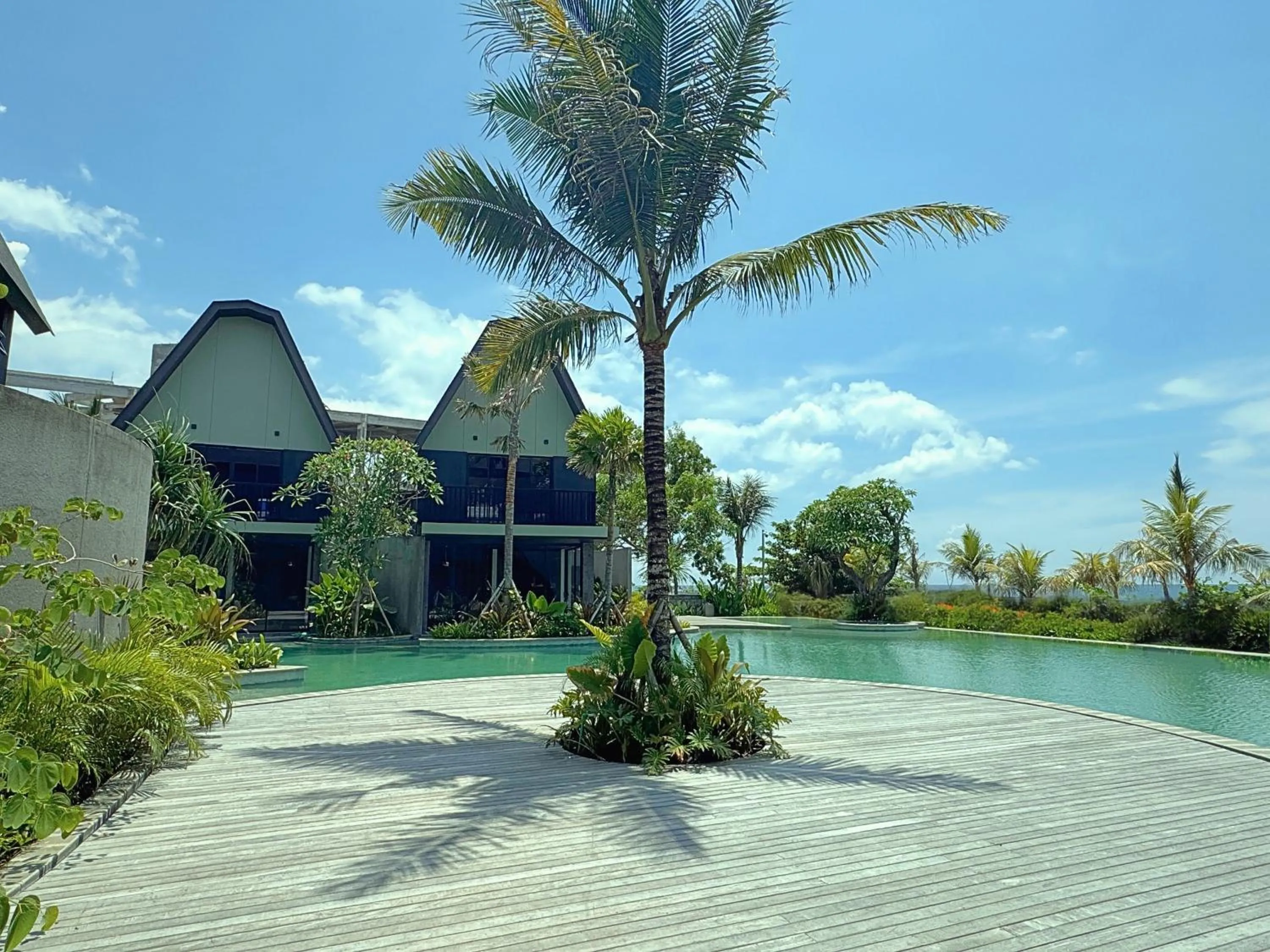 Swimming pool in Quenzo Beach Resort