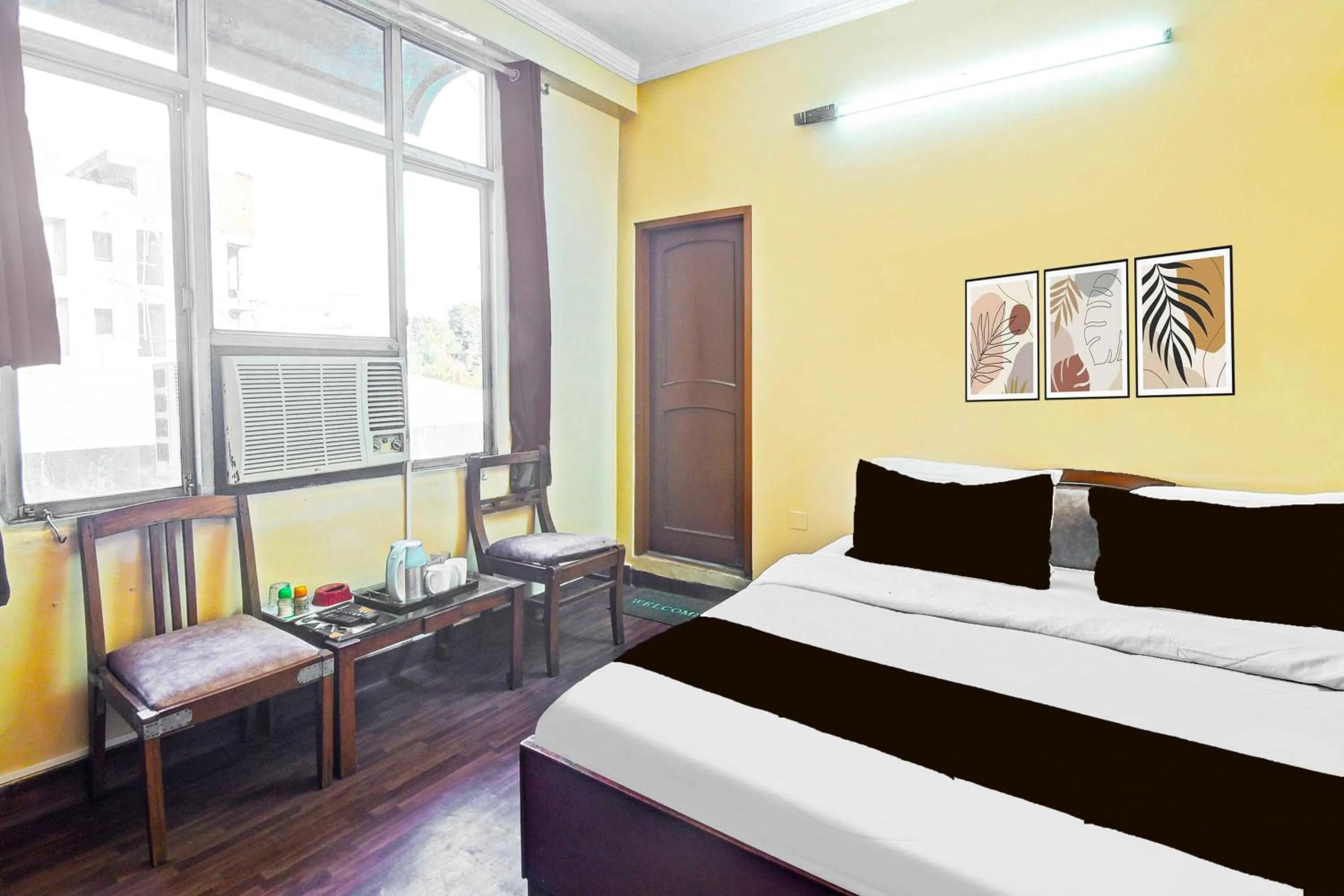 Bedroom, Bed in Hotel O Hathroi Market Near Dhuleshwar Garden