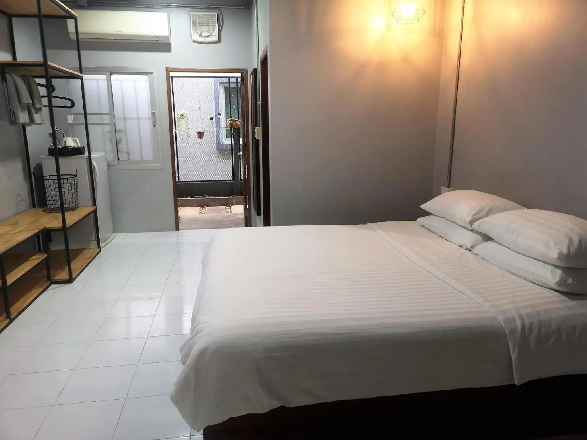 King Room with Balcony in Siri Guesthouse @ Surat Thani King Room with Balcony in Siri Guesthouse @ Surat Thani