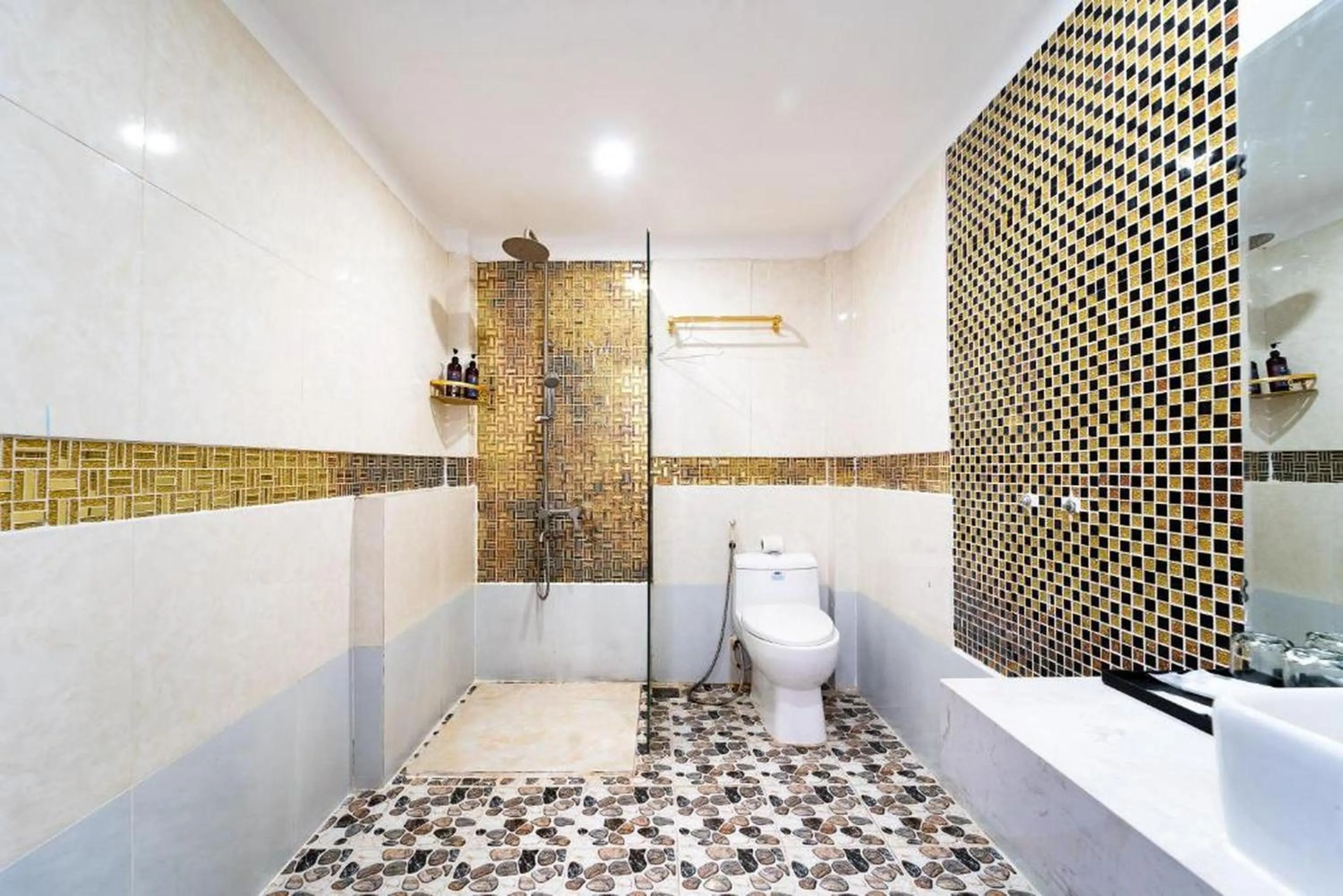 Bathroom in Joy Inn Hotel - Near T3 Terminal