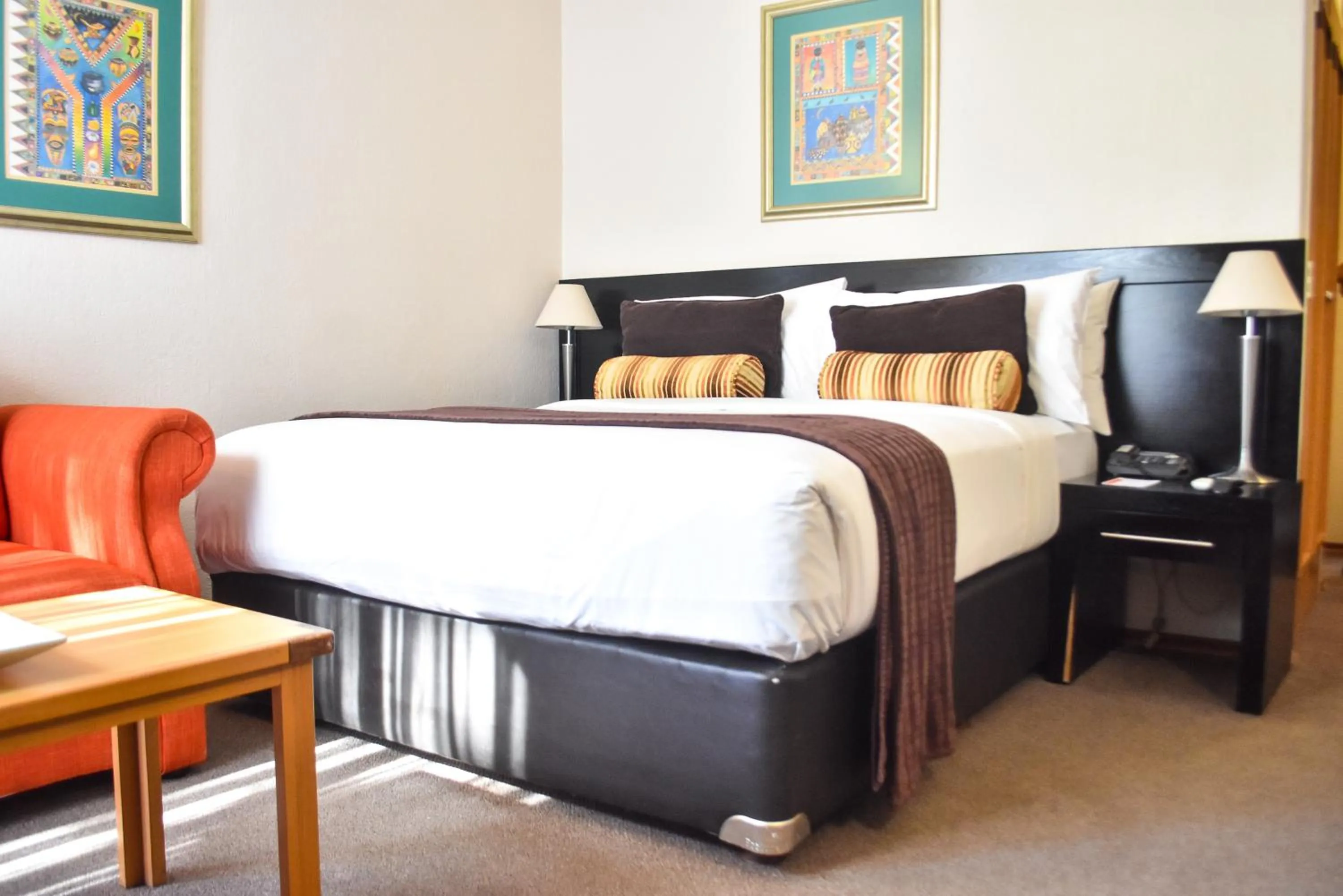 Seating area, Bed in Cresta Bosele Hotel