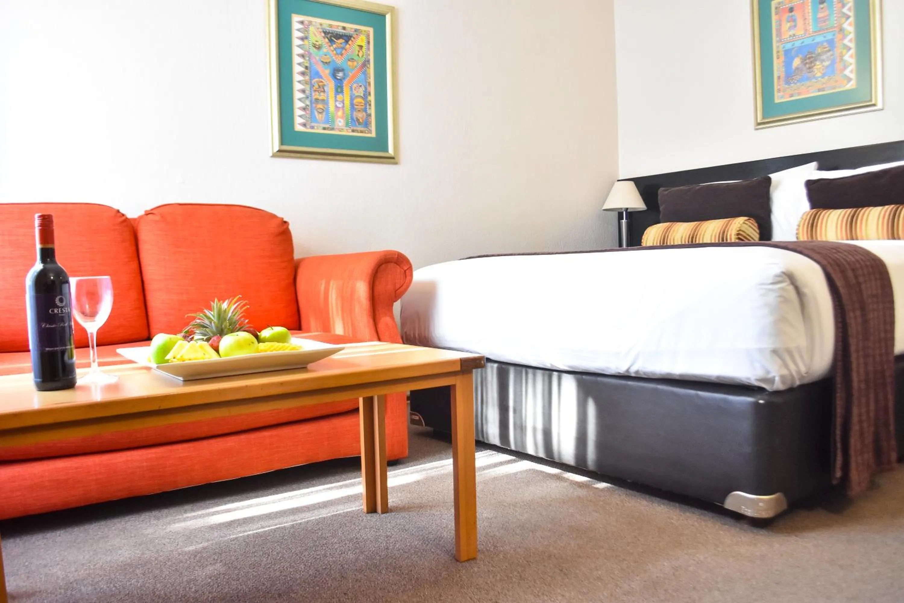 Seating area, Bed in Cresta Bosele Hotel