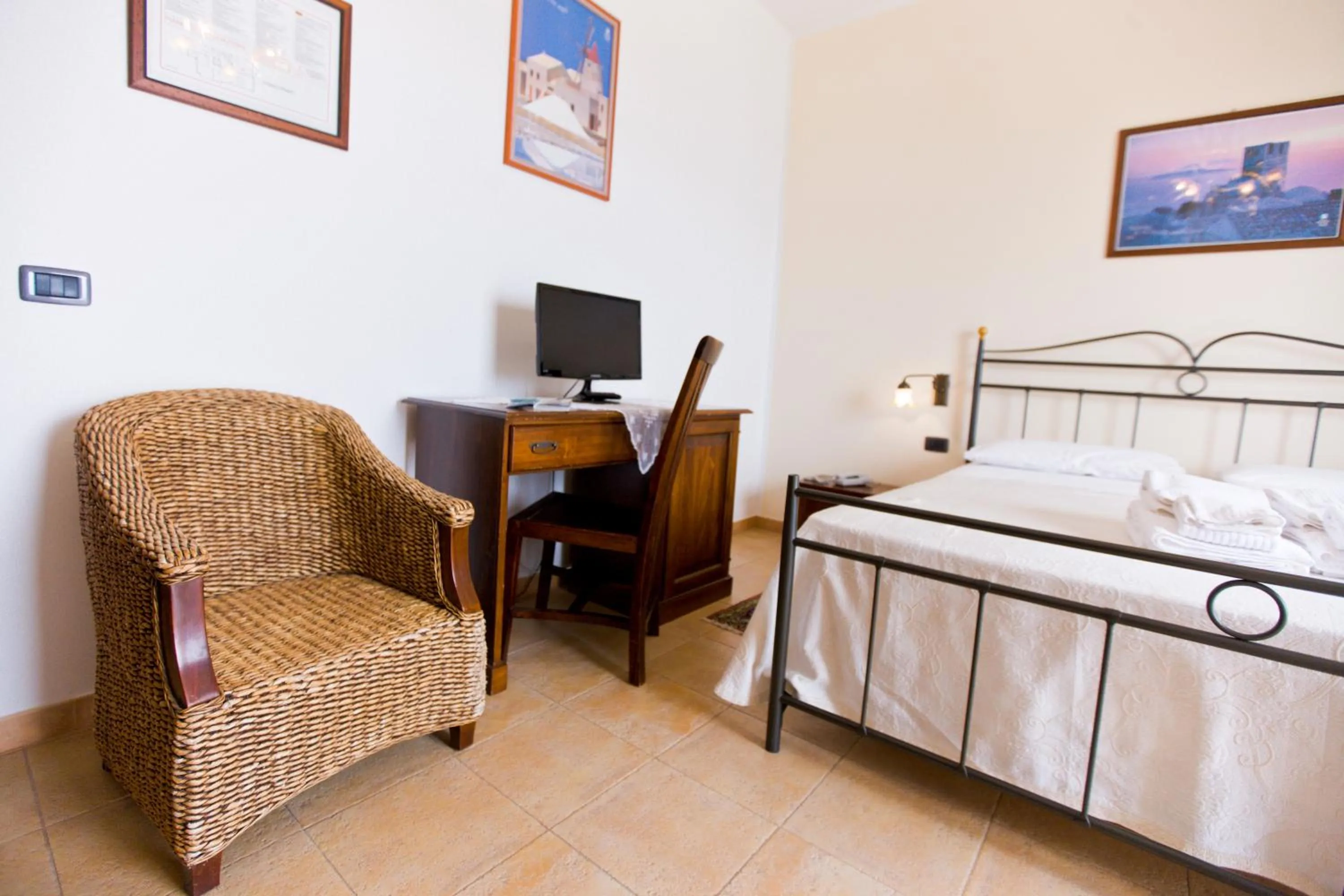 Photo of the whole room, Bed in History Hotel