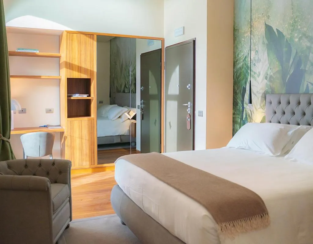 Photo of the whole room, Bed in Villa Lario Resort Mandello