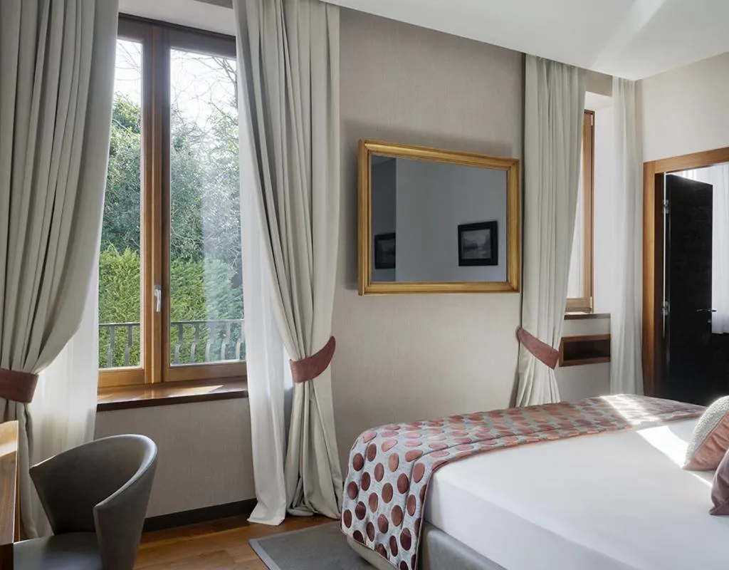 Bed in Villa Lario Resort Mandello