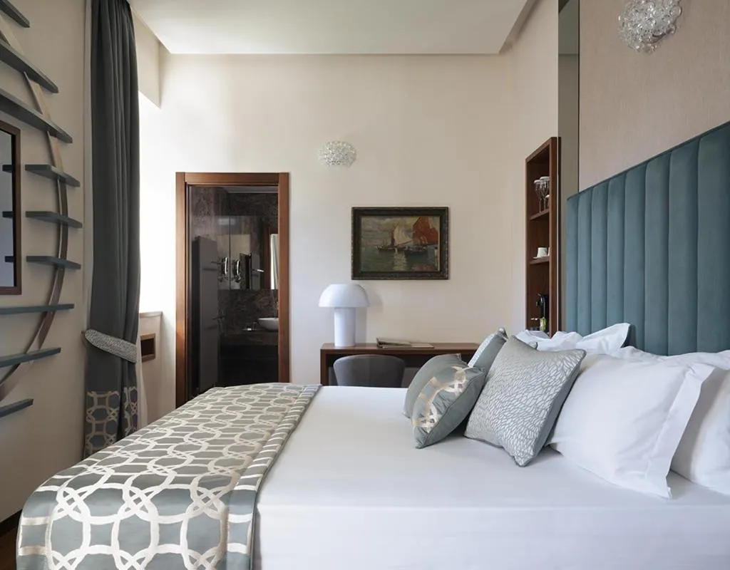 Bed in Villa Lario Resort Mandello