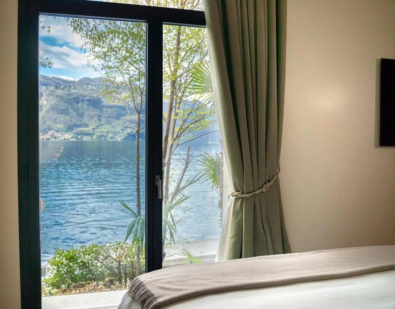 Bed in Villa Lario Resort Mandello