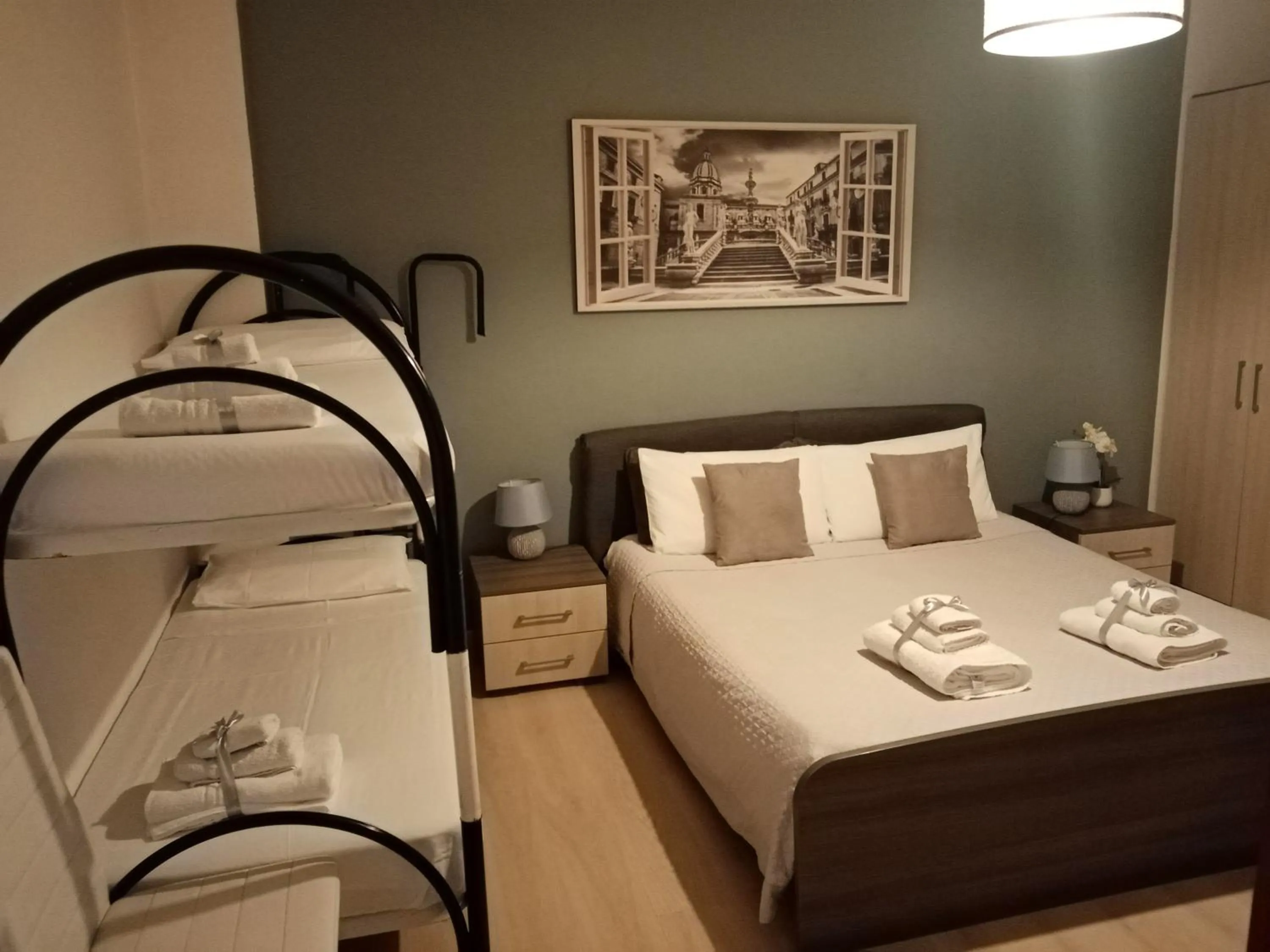 Bedroom, Bed in Dante091