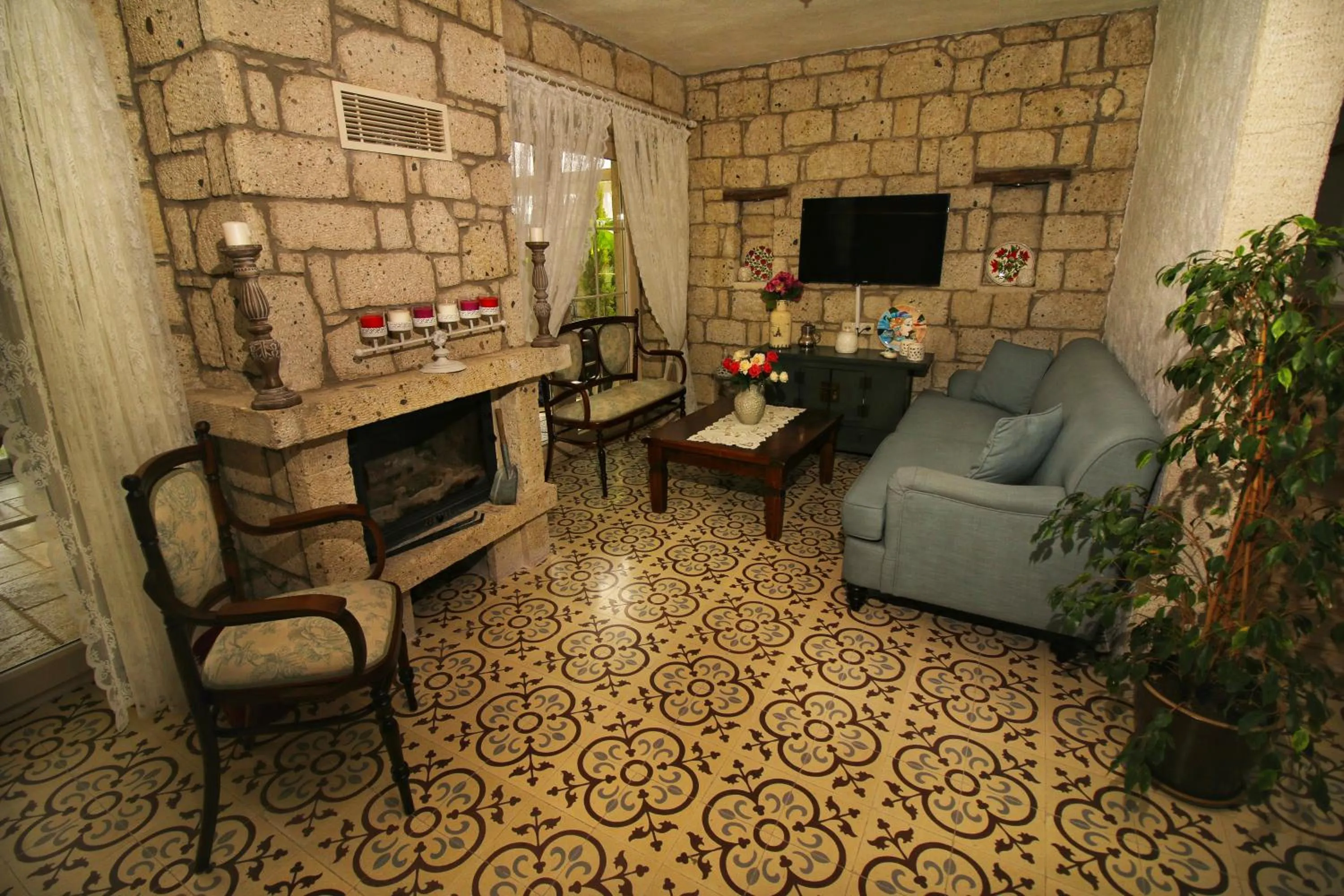 Communal lounge/ TV room in Kupina Alaçatı